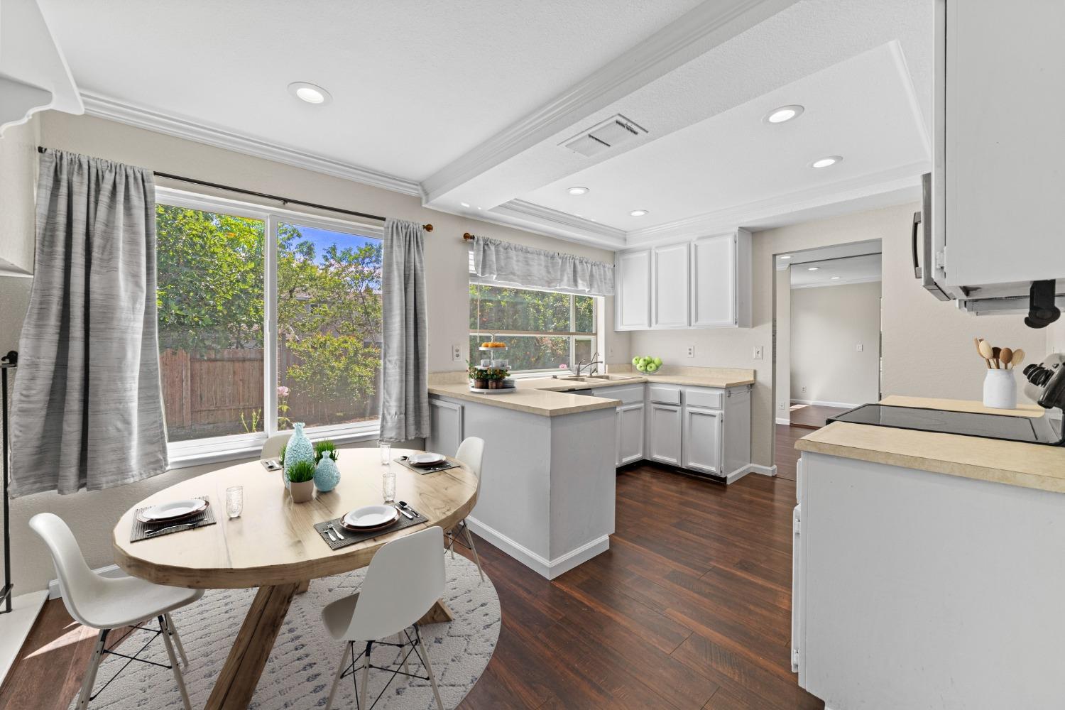 684 Los Lunas Way