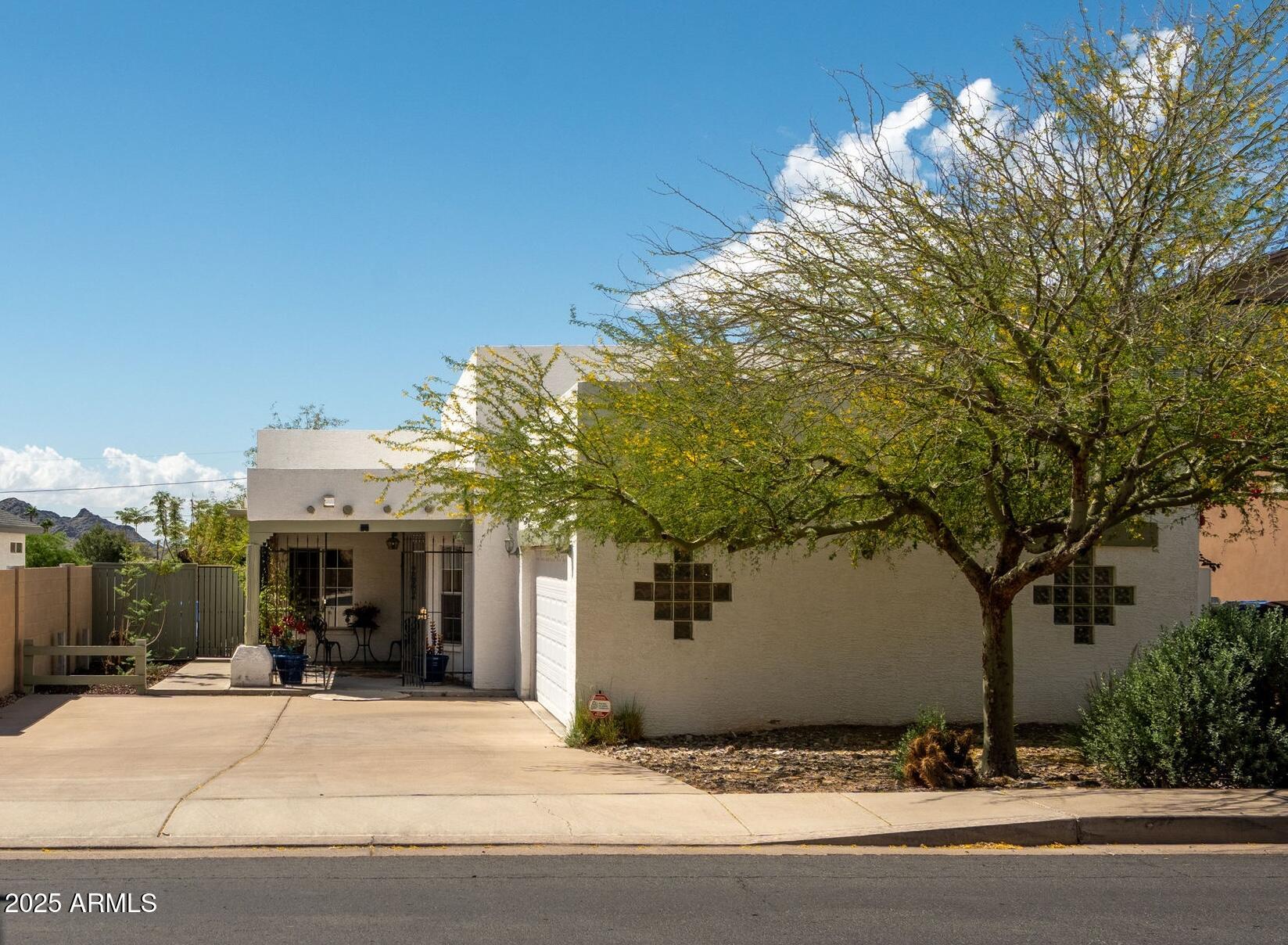 1221 E CHOLLA Street