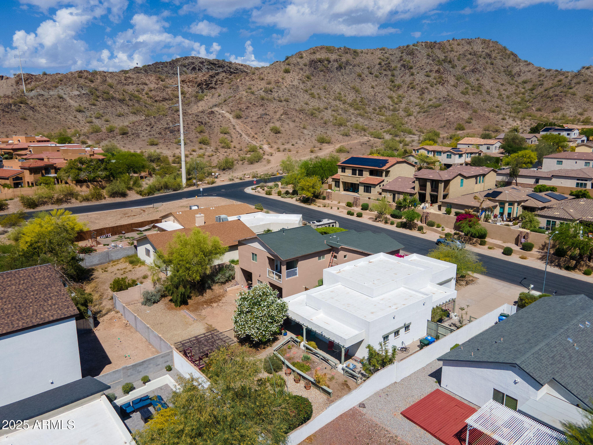 1221 E CHOLLA Street