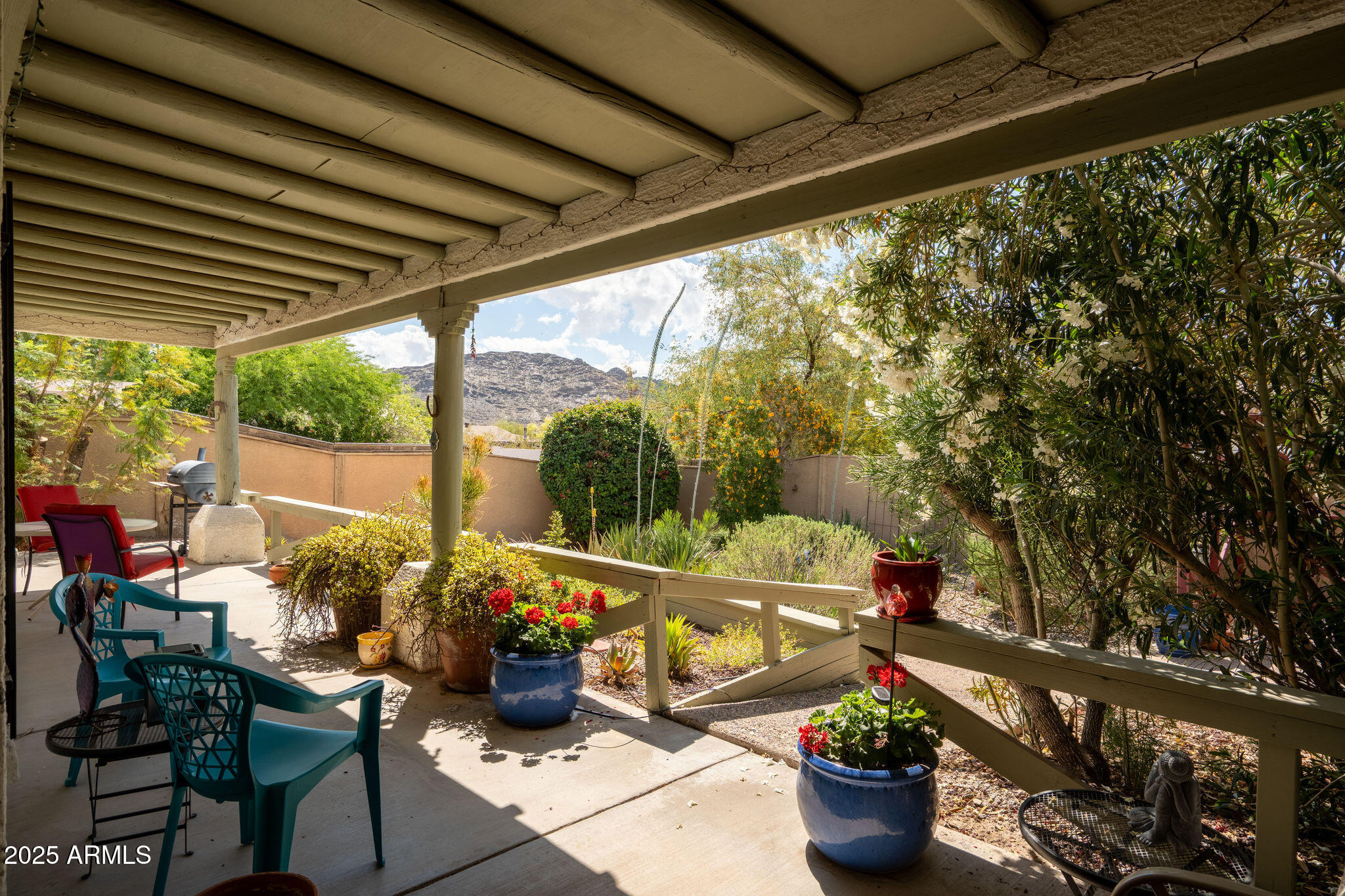 1221 E CHOLLA Street
