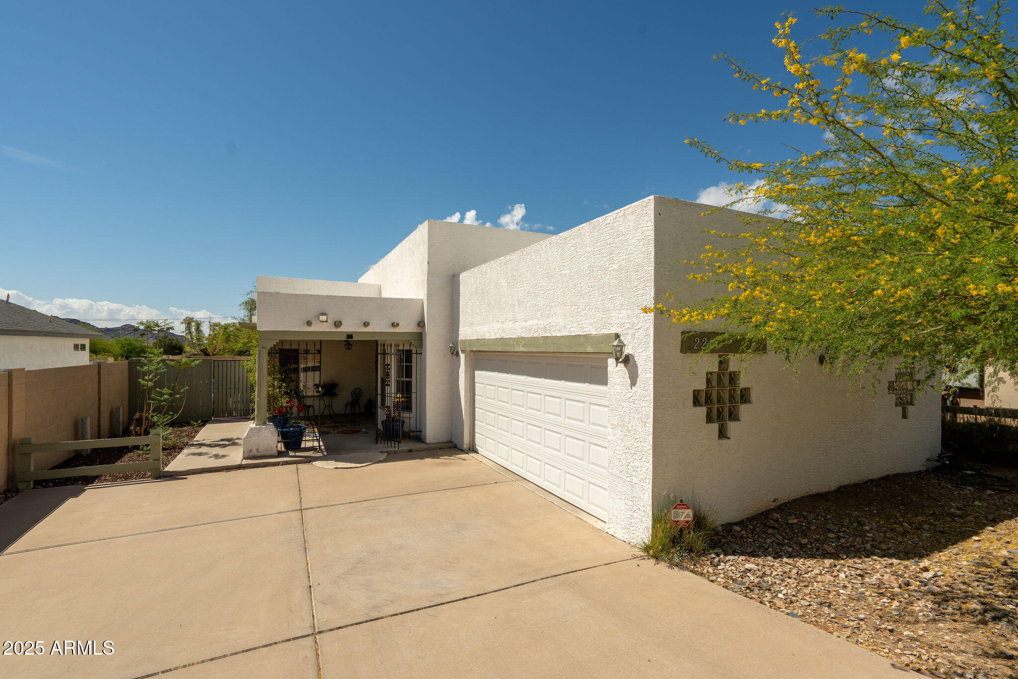 1221 E CHOLLA Street