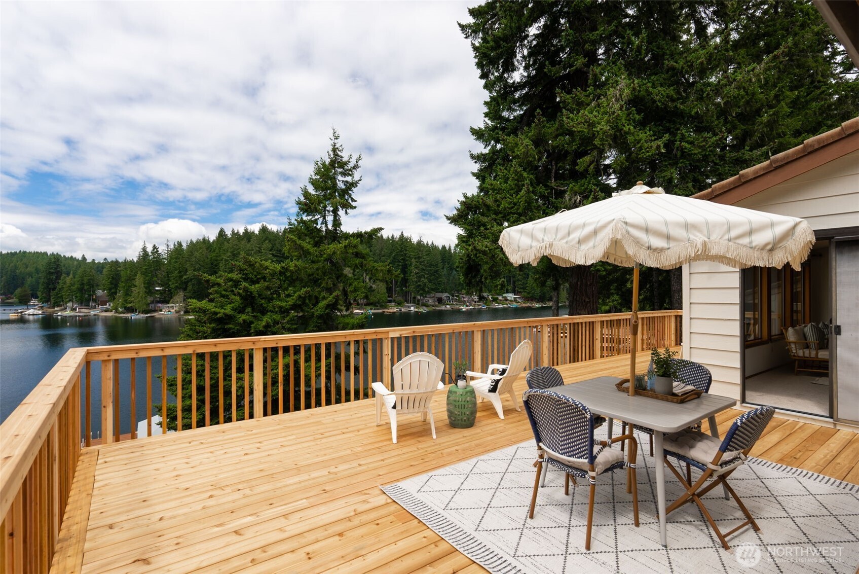 2521 E Mason Lake Drive E