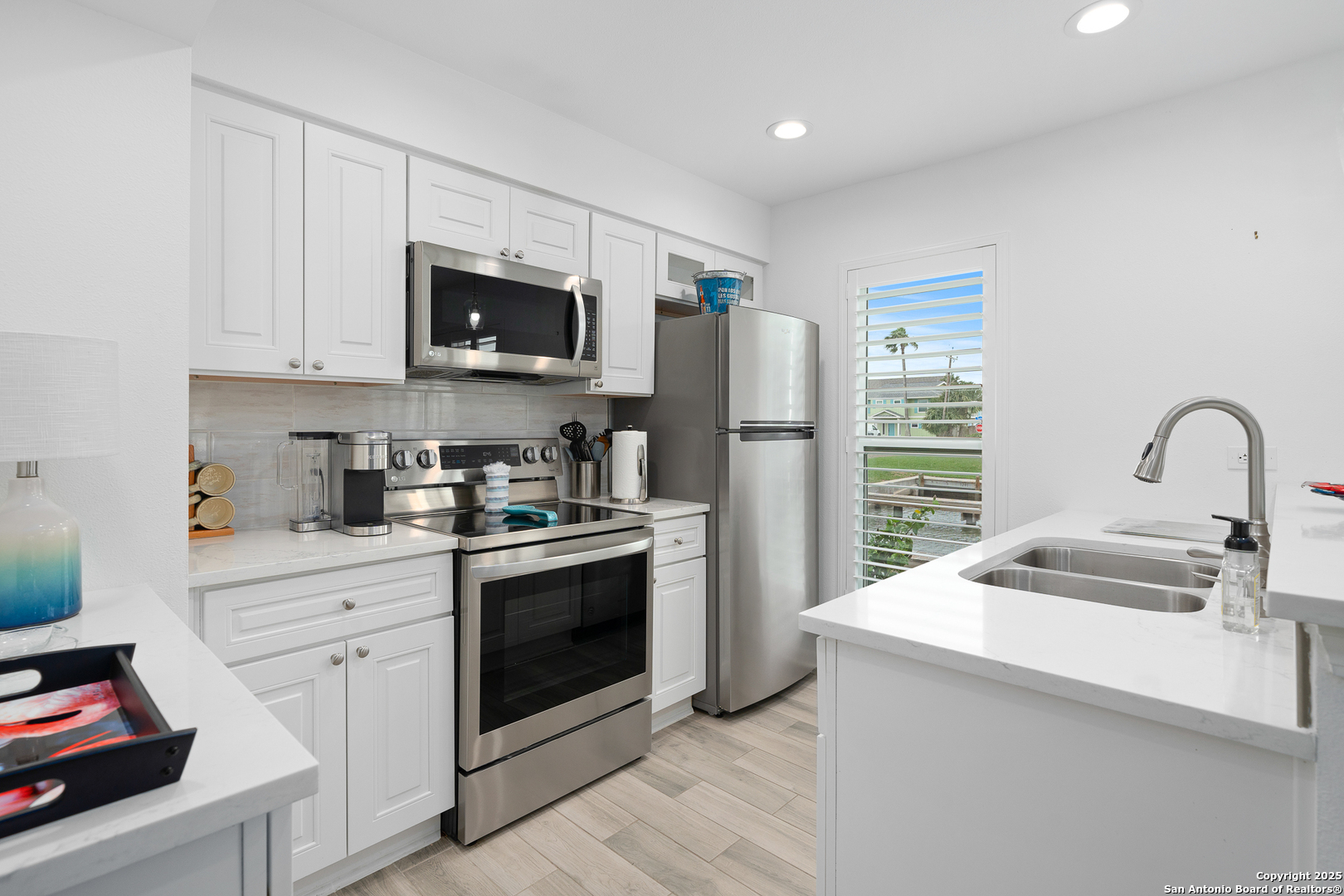 706 LAUDERDALE DR Unit: 706