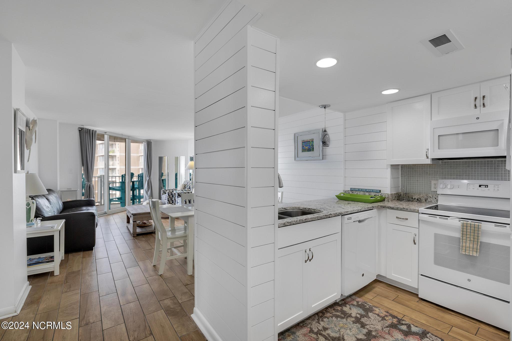 2000 New River Inlet Road, 2404