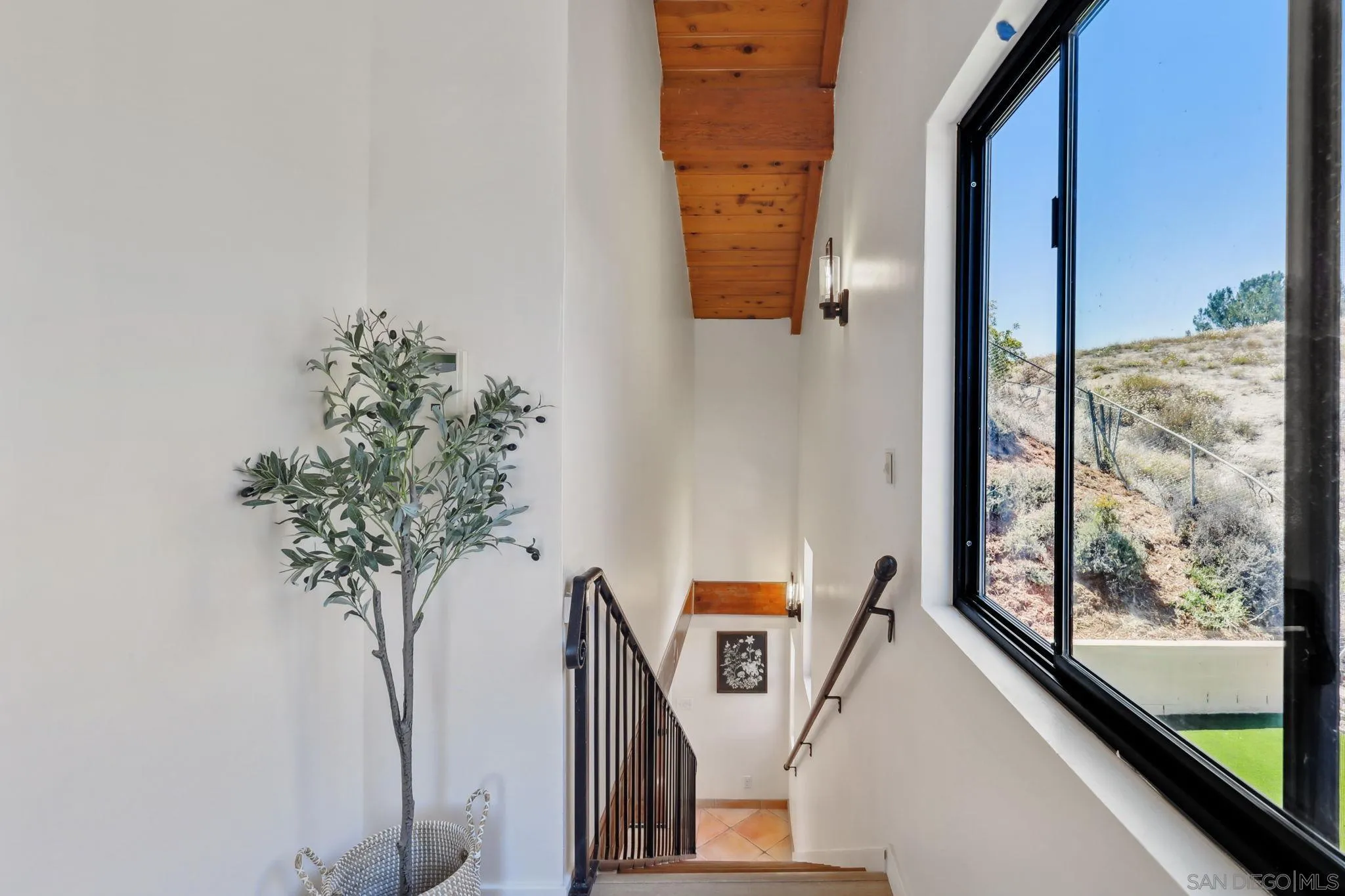 974 Via Hillview