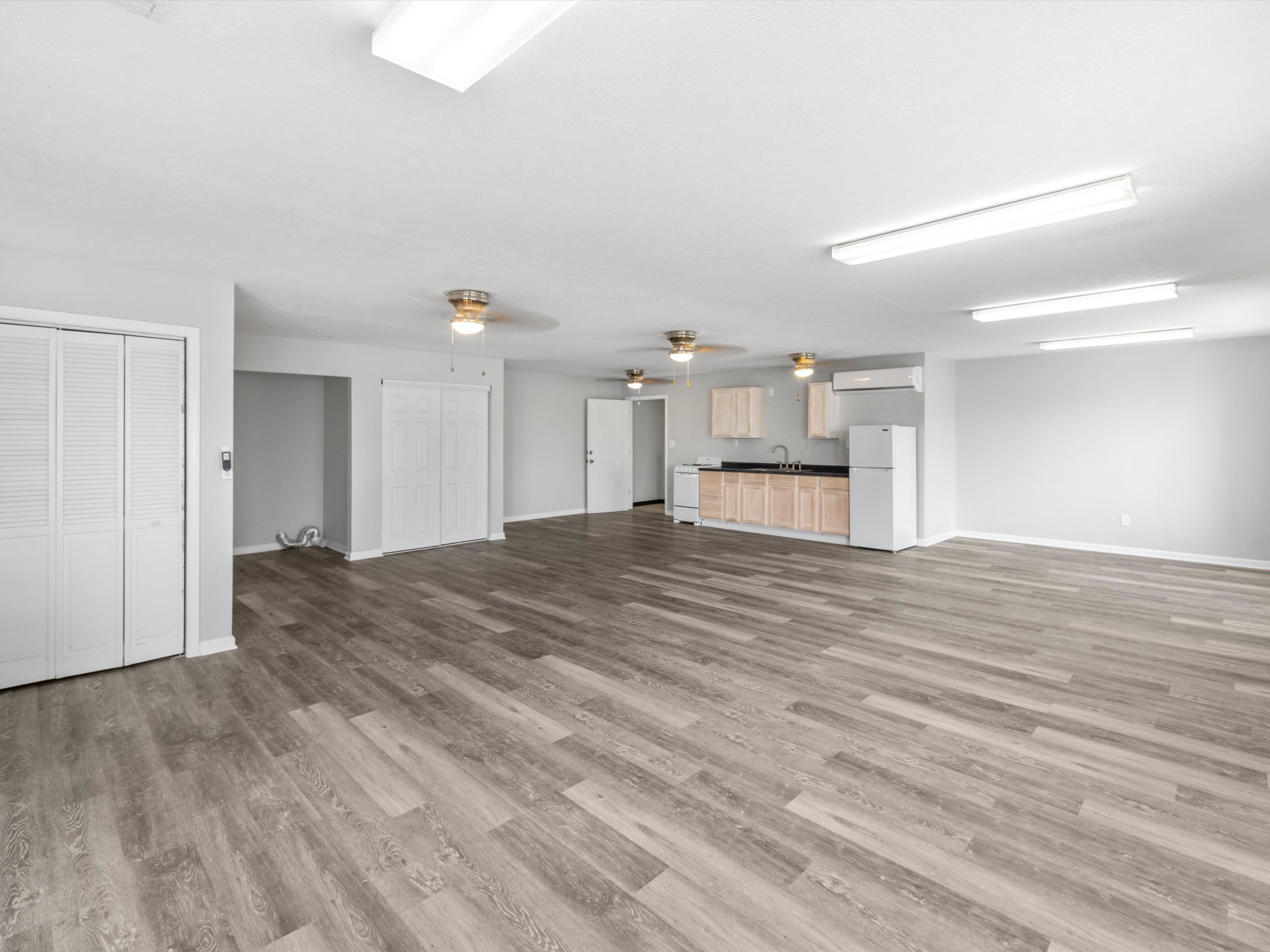 1100 E 5th St