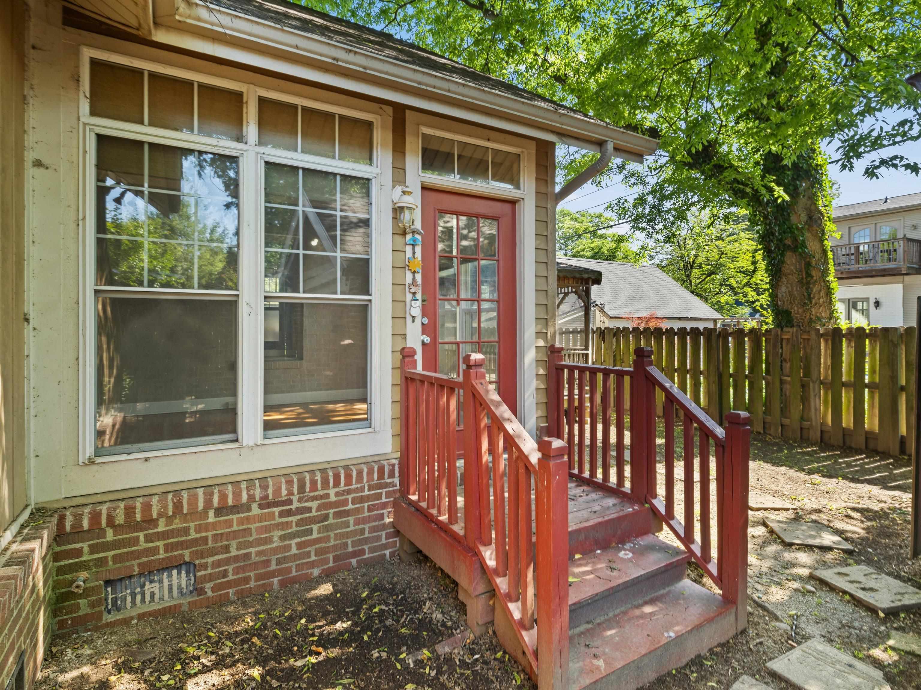 1800 Freeman Ave
