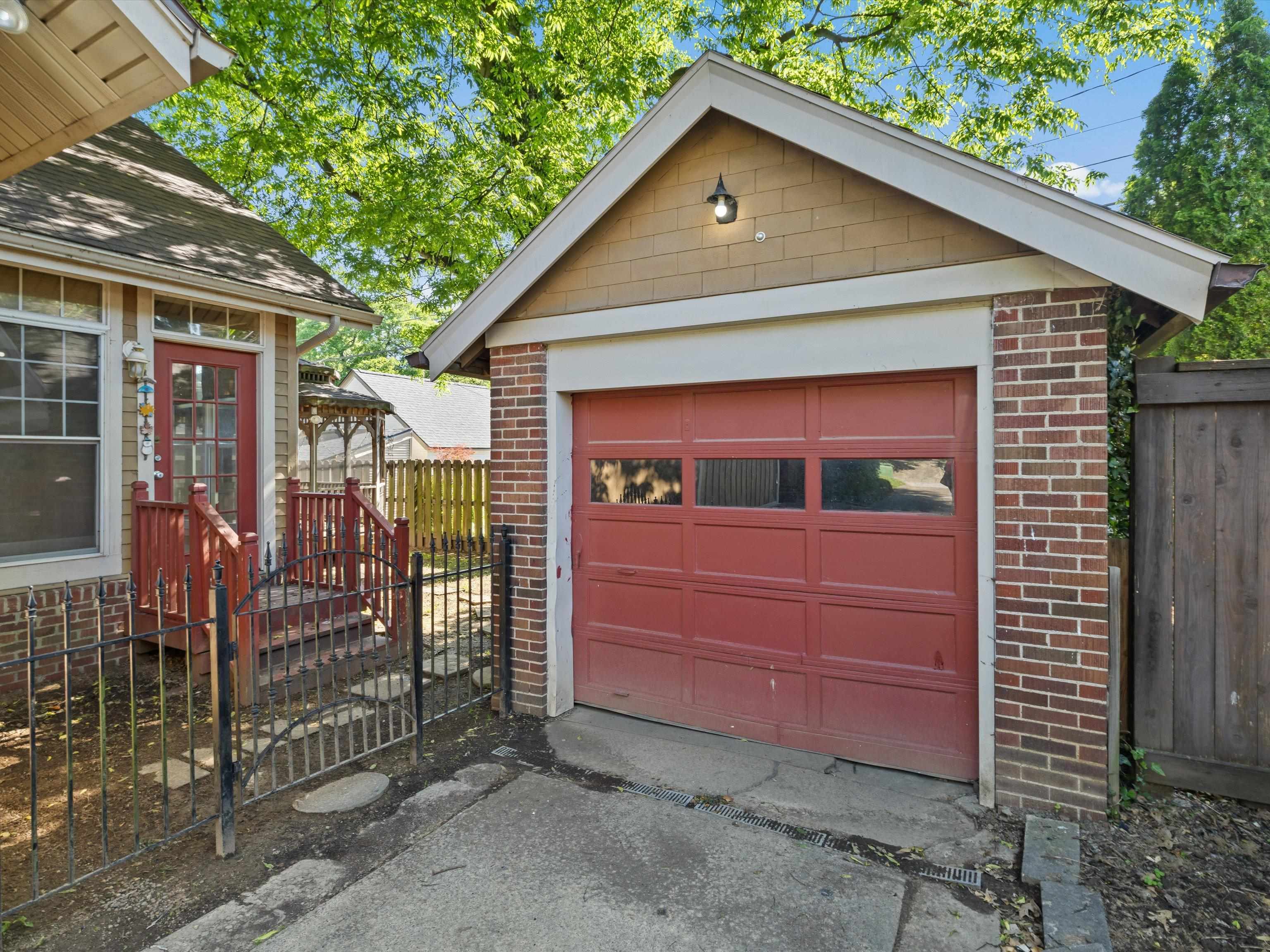 1800 Freeman Ave