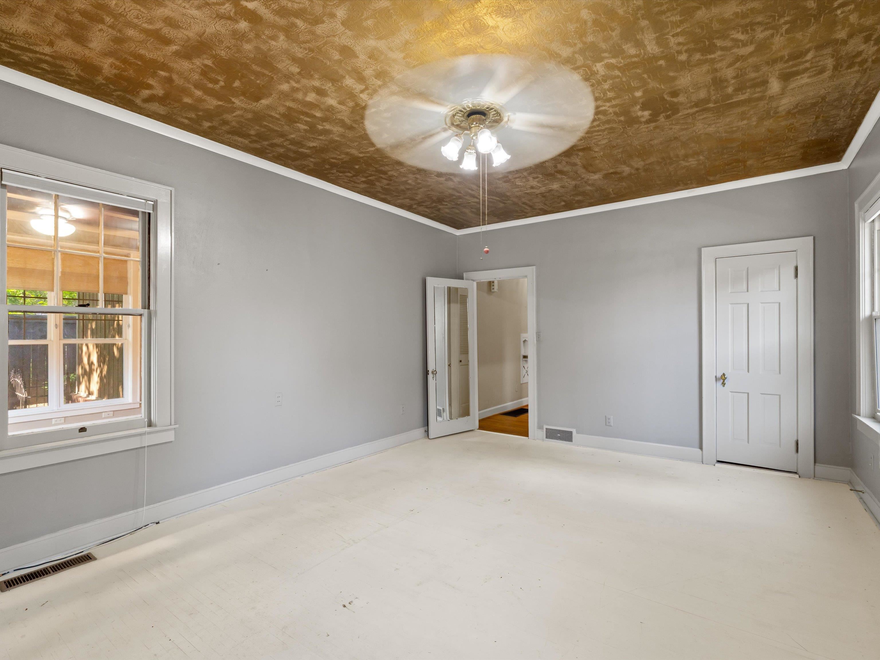1800 Freeman Ave