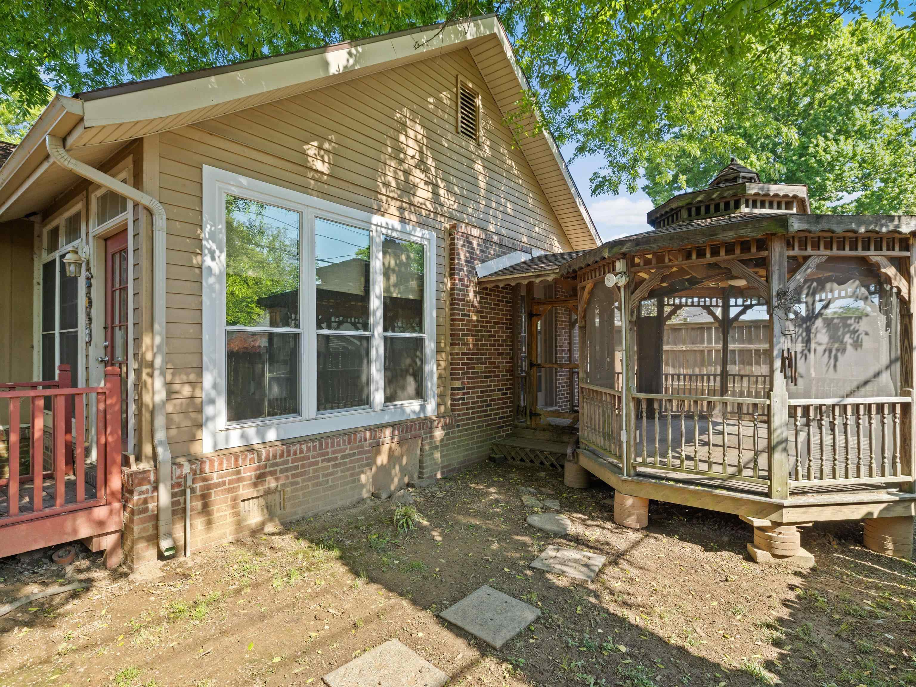 1800 Freeman Ave