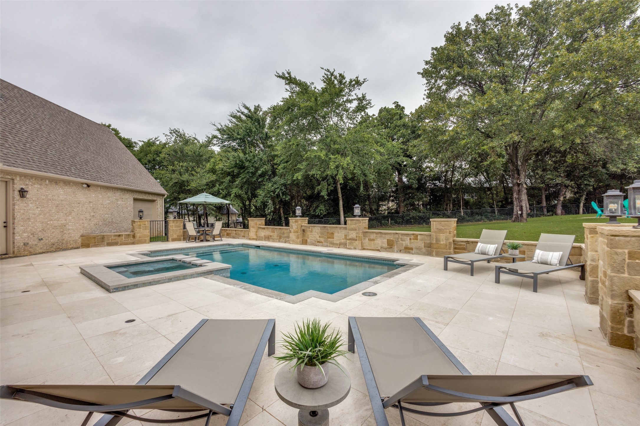 400 W Waters Edge Way