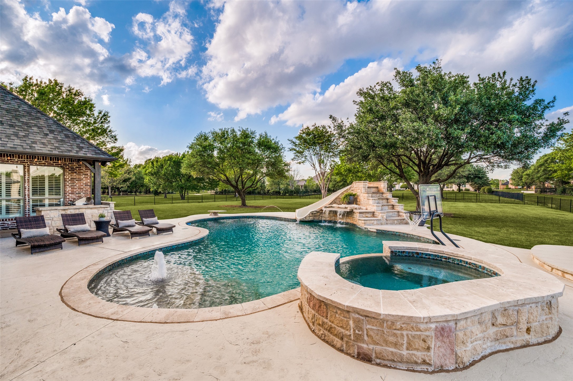 2901 LAKEVIEW Drive