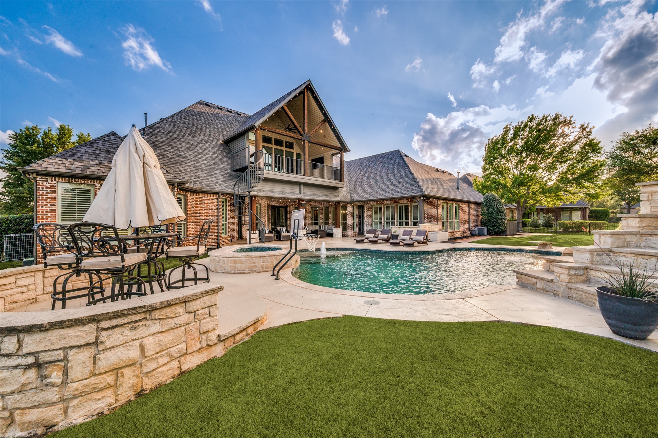 2901 LAKEVIEW Drive