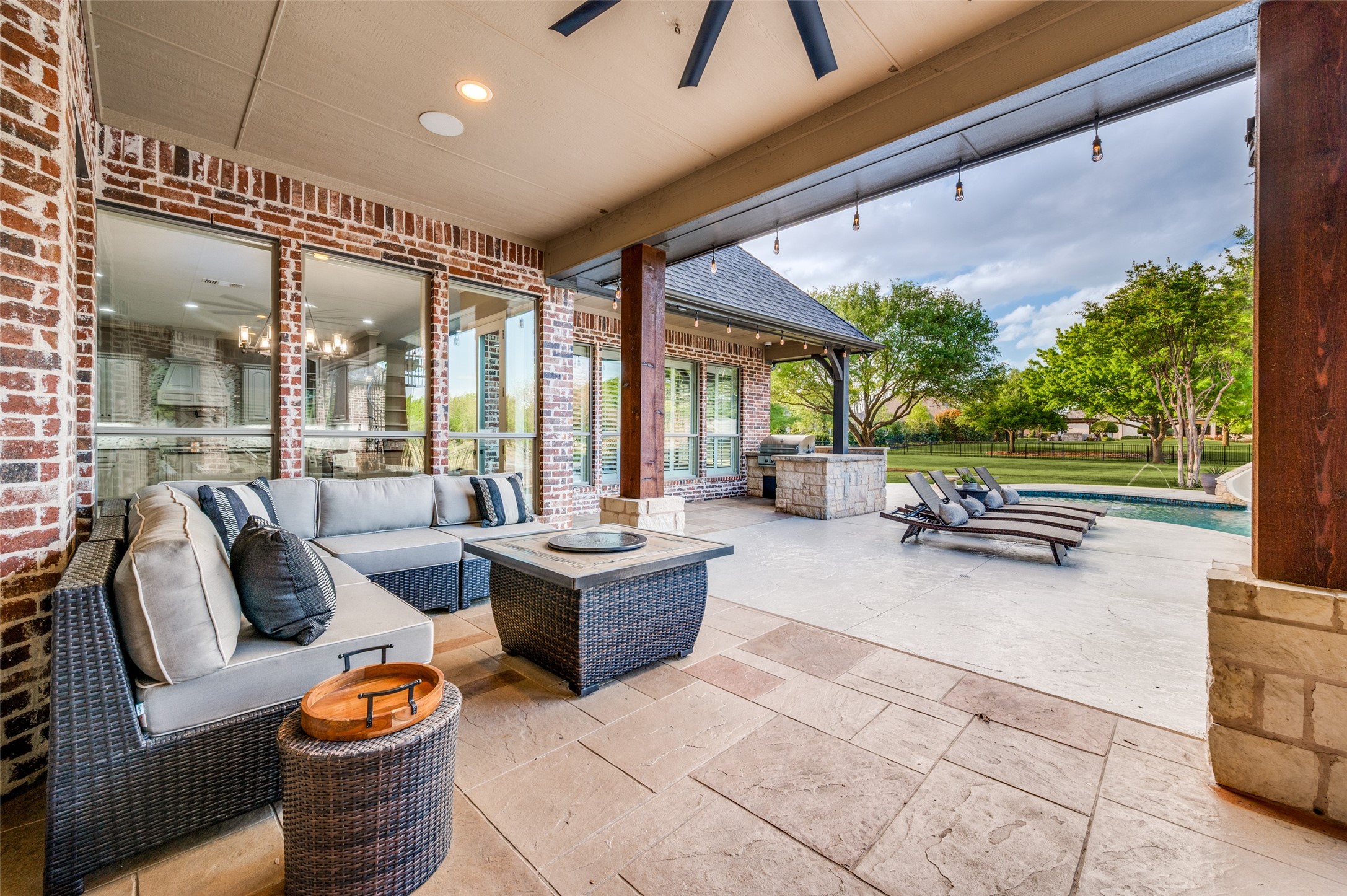 2901 LAKEVIEW Drive