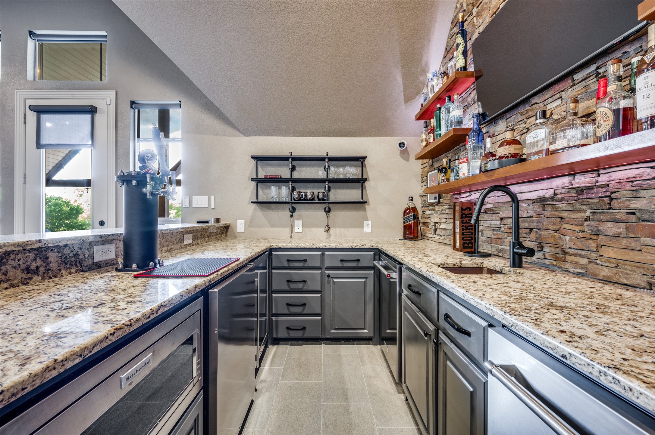 2901 LAKEVIEW Drive