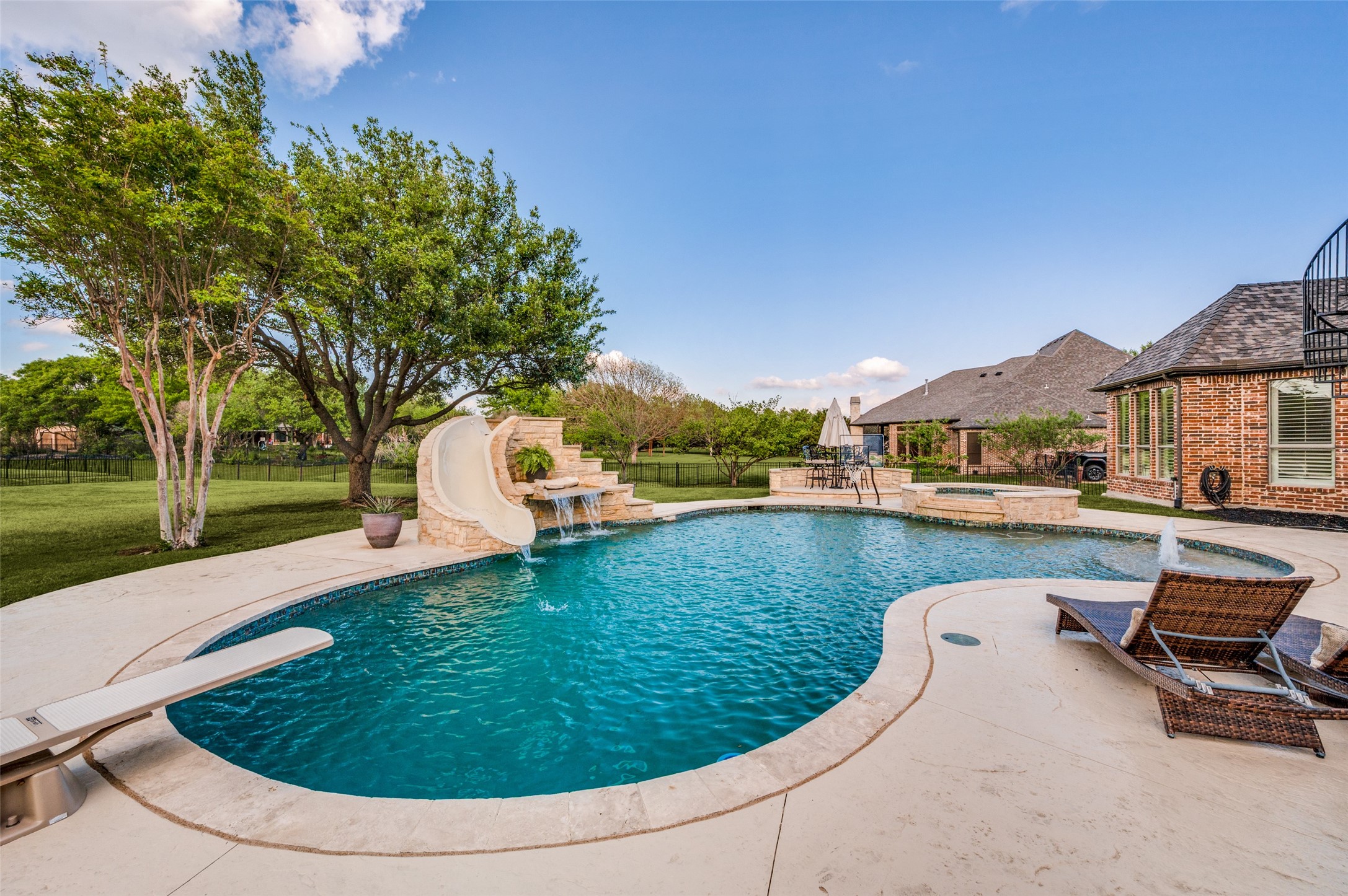 2901 LAKEVIEW Drive