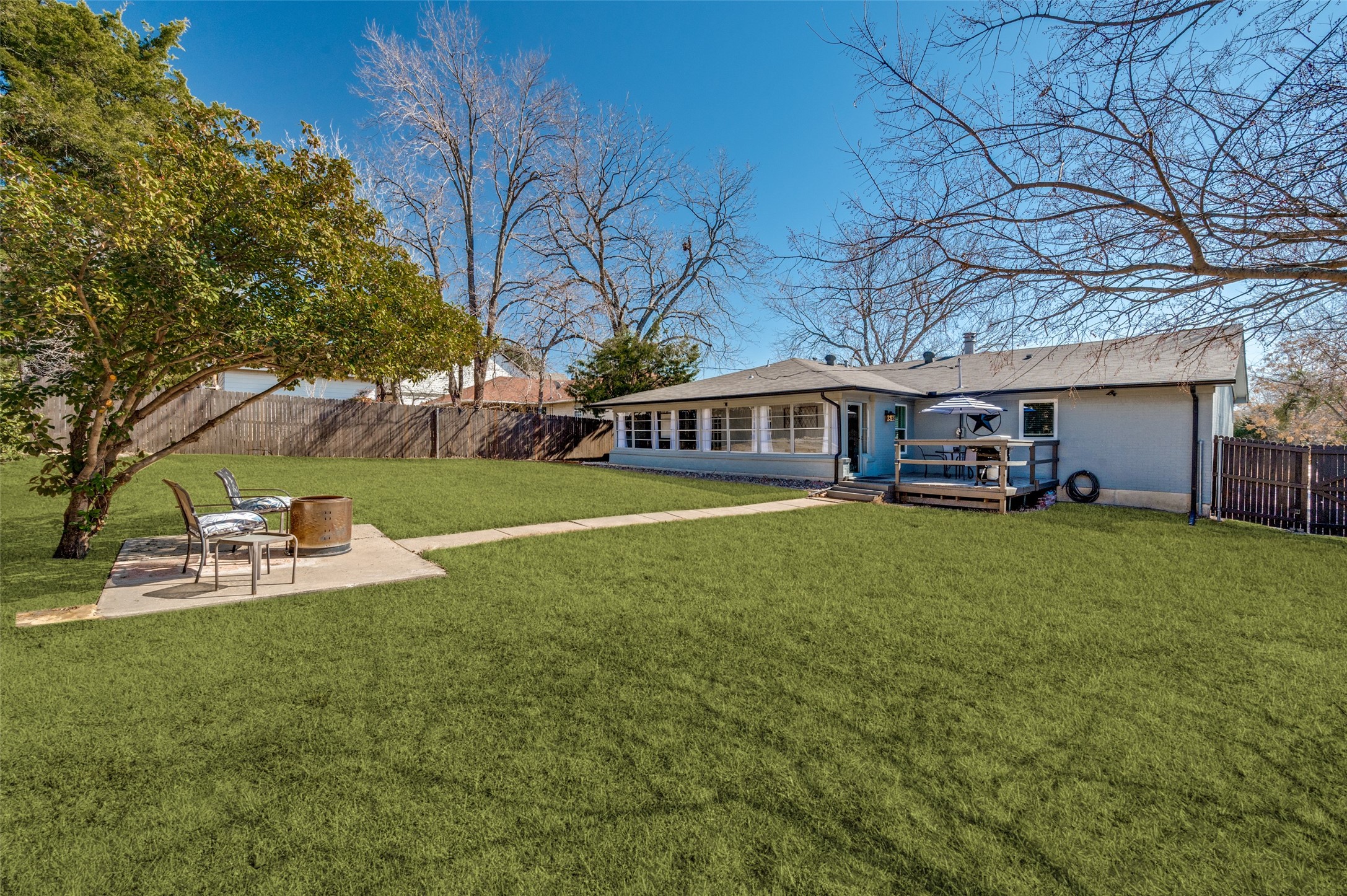 305 E 3RD Street