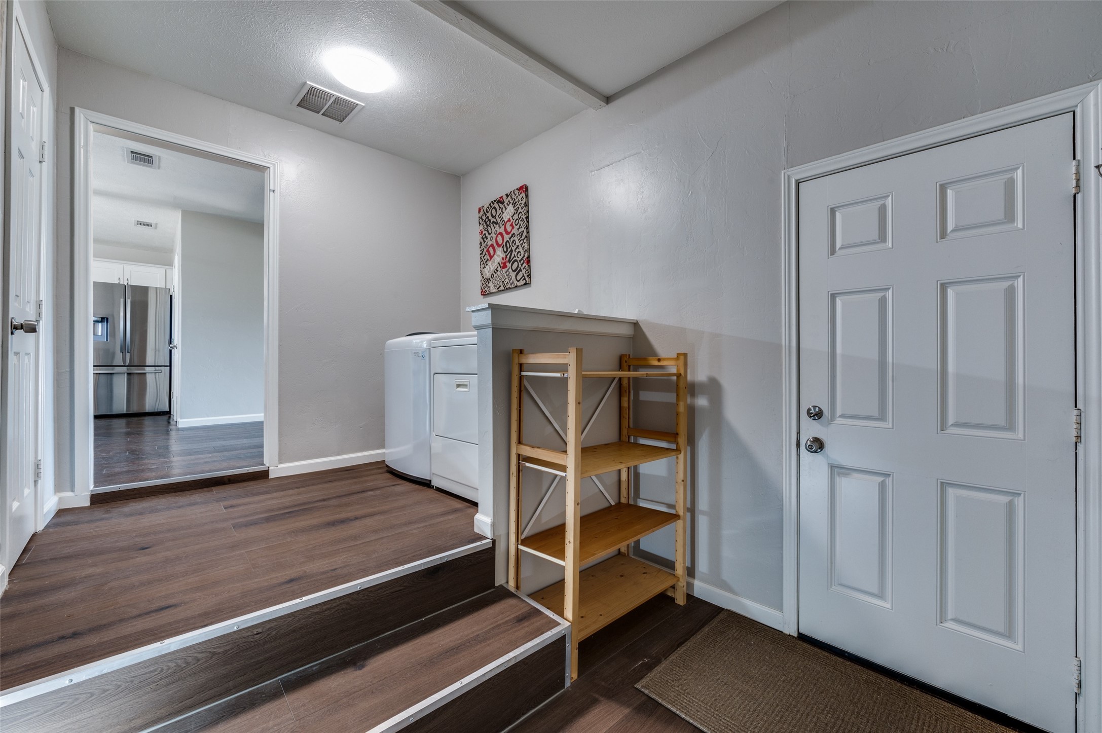 305 E 3RD Street