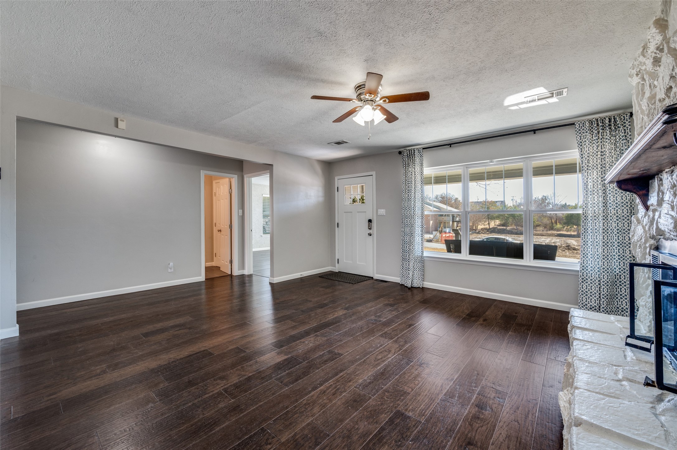 305 E 3RD Street