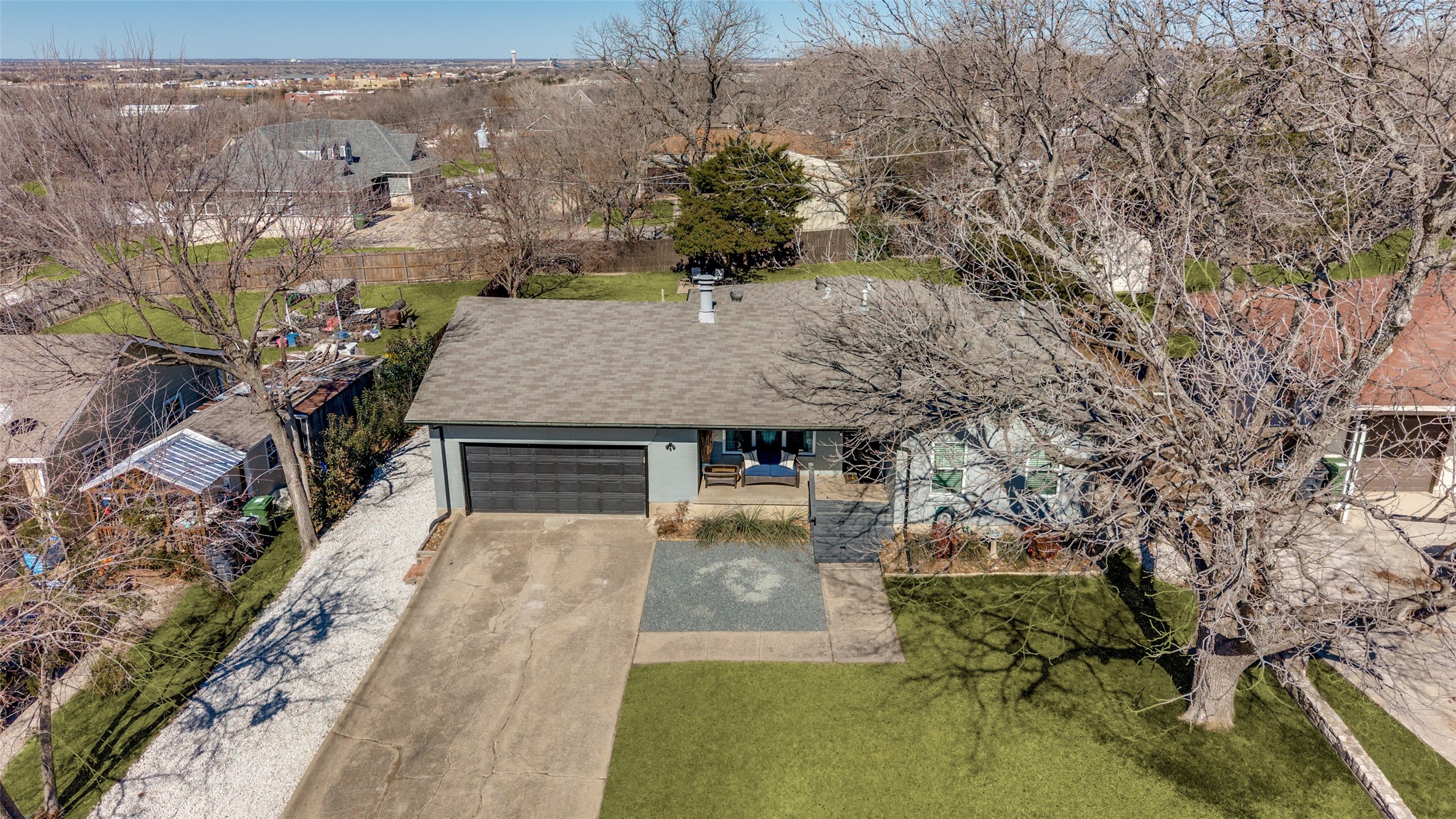 305 E 3RD Street