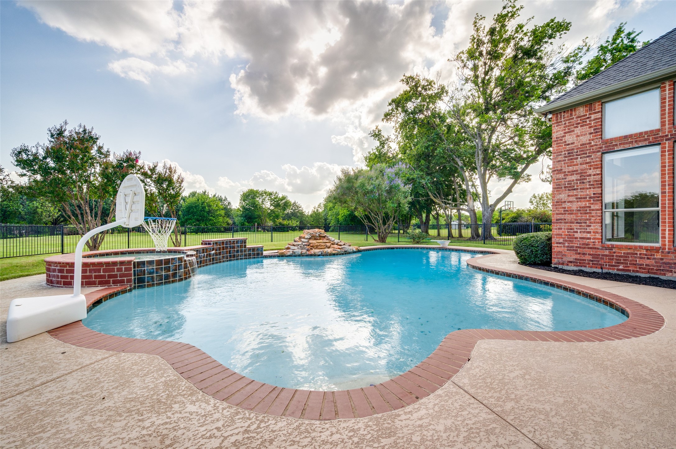 1561 WINDING CREEK ROAD