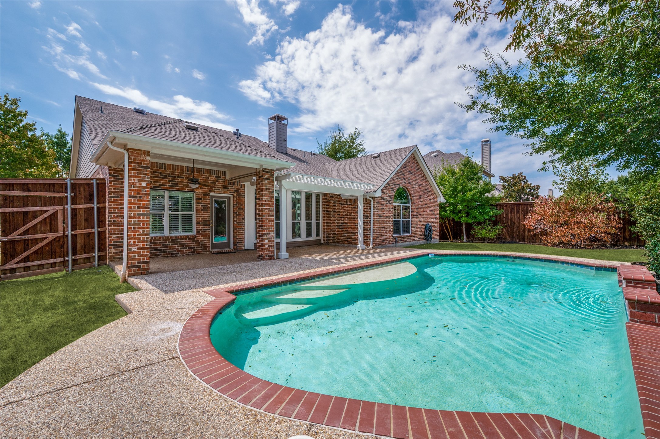 850 KINGS VIEW Drive