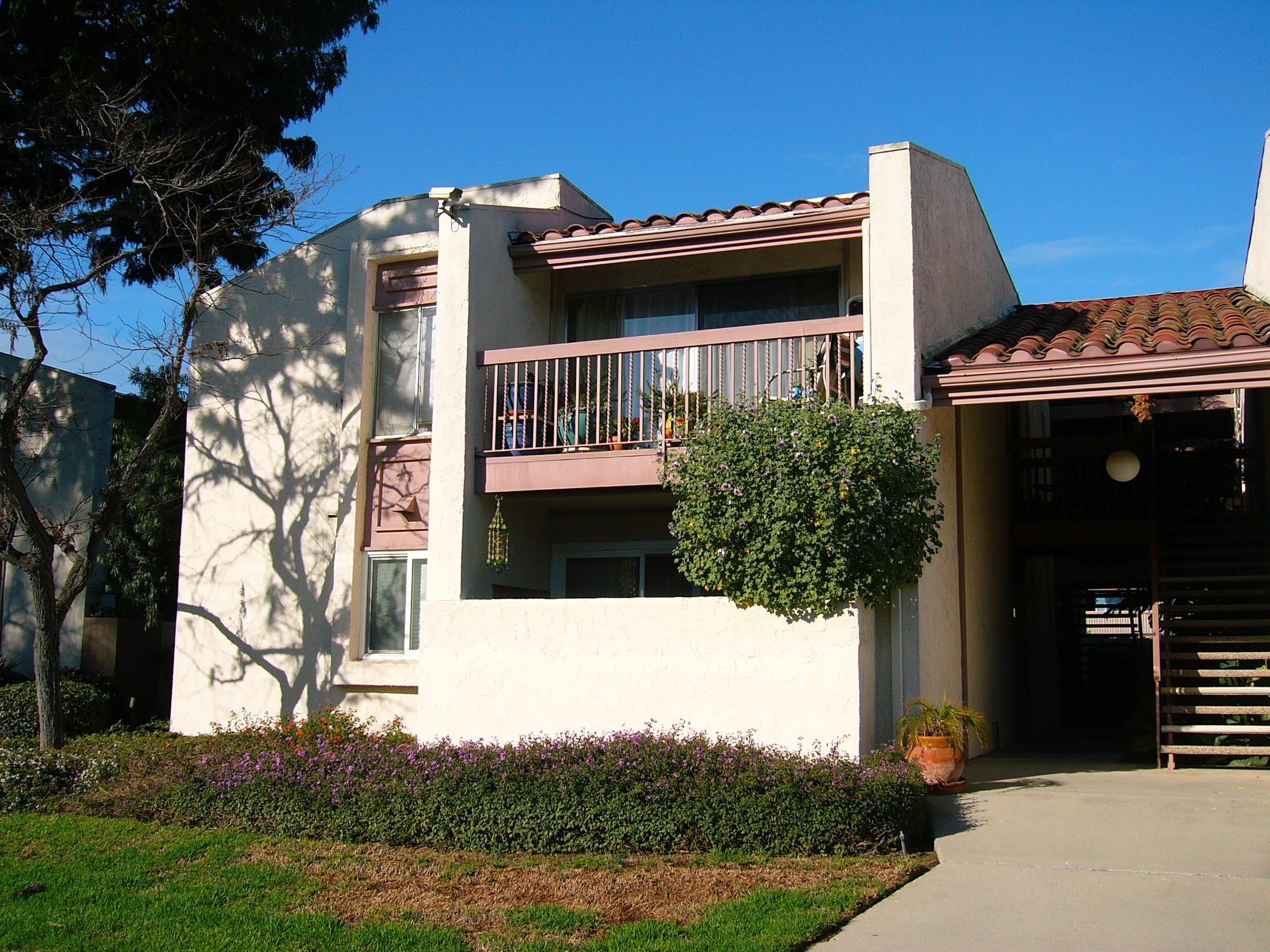 5512 Armitos Avenue, 45