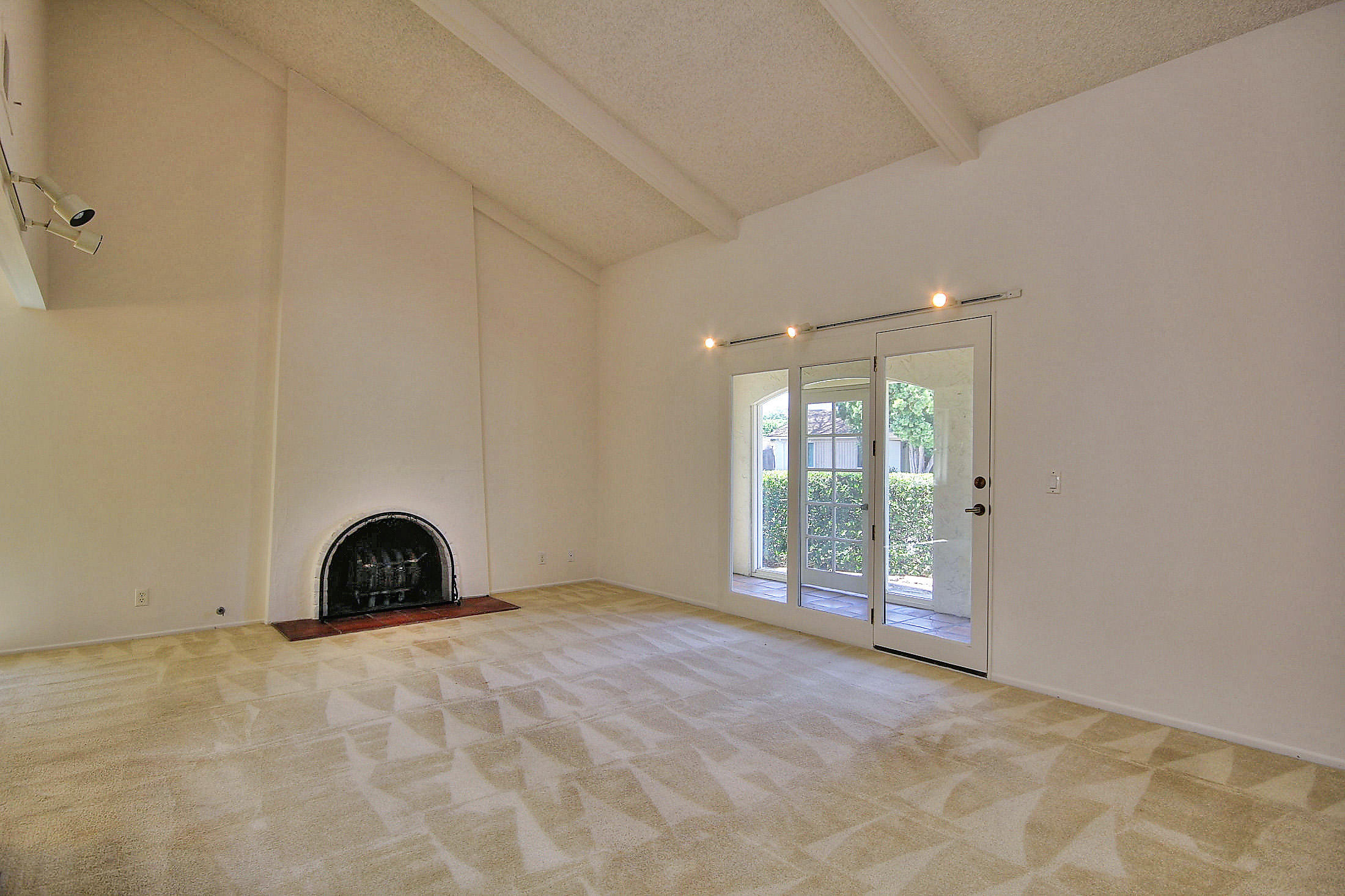6415 Camino Viviente