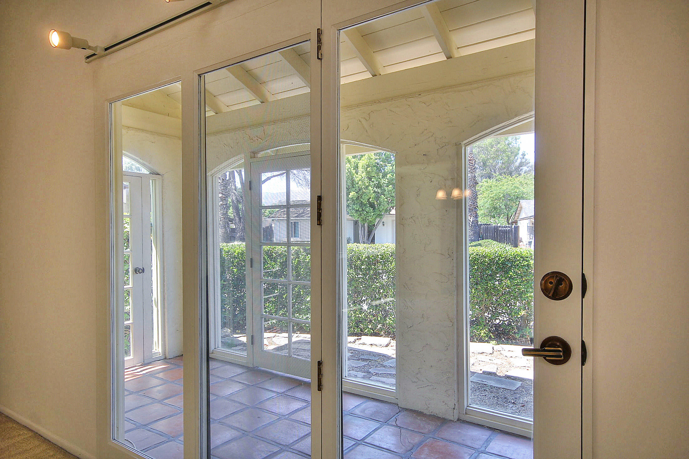 6415 Camino Viviente