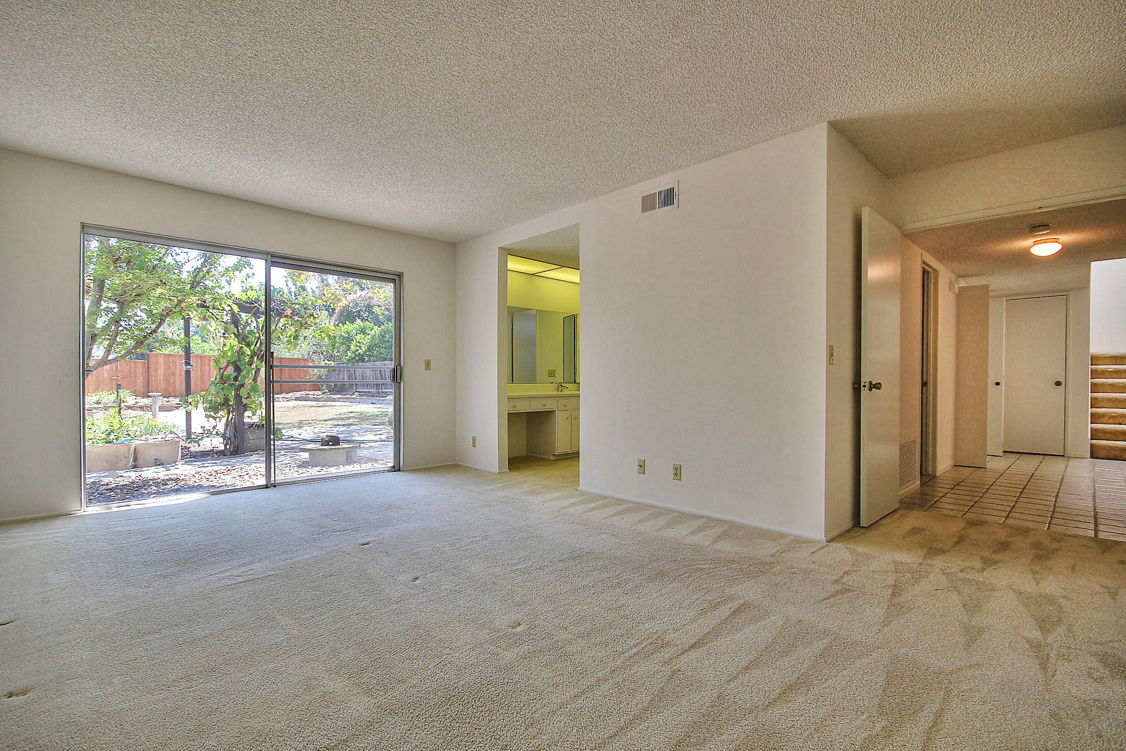 6415 Camino Viviente