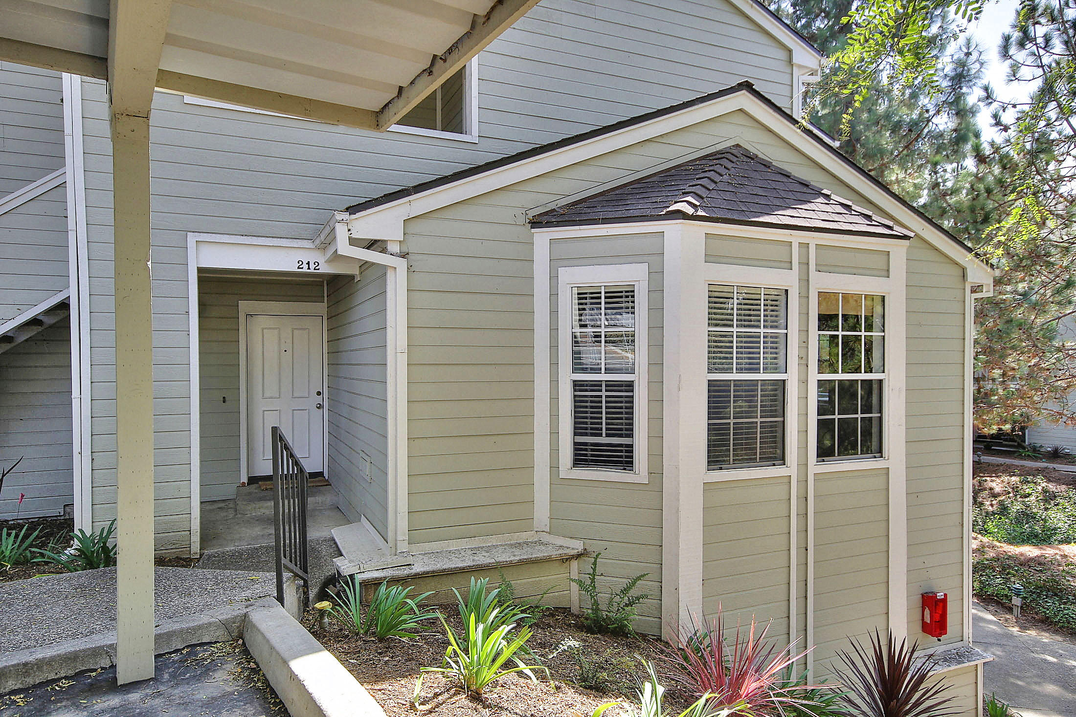 7606 Hollister Avenue, 212