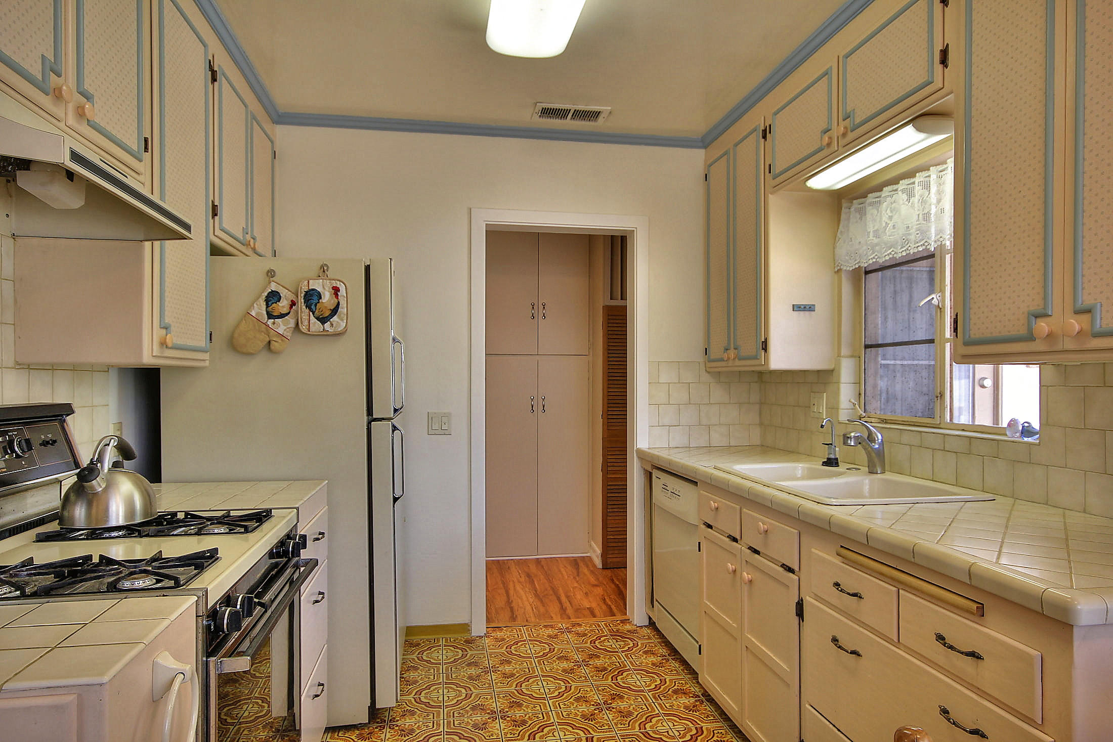 728 W Mission Street