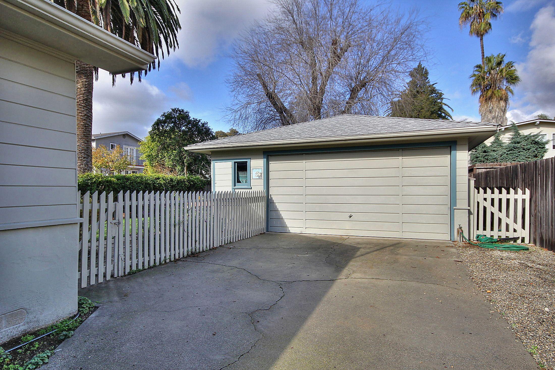 626 W Arrellaga Street