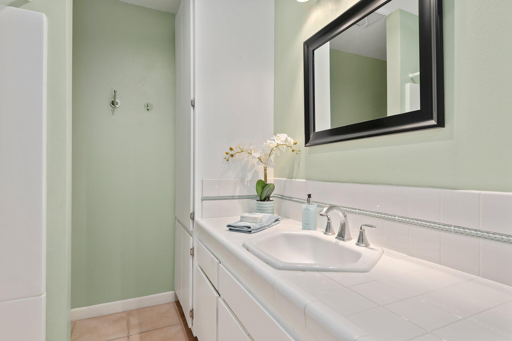 860 Highland Drive Unit: 4