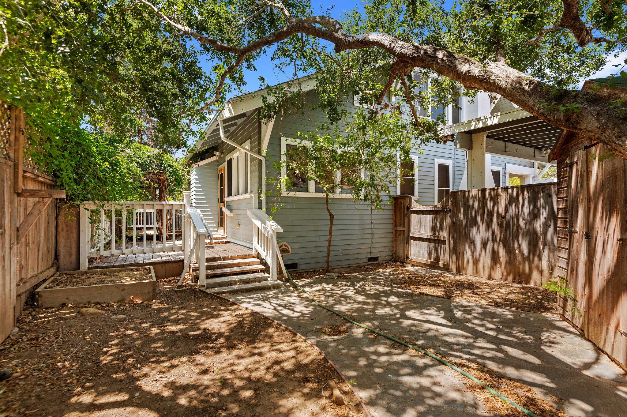 319 W Los Olivos St