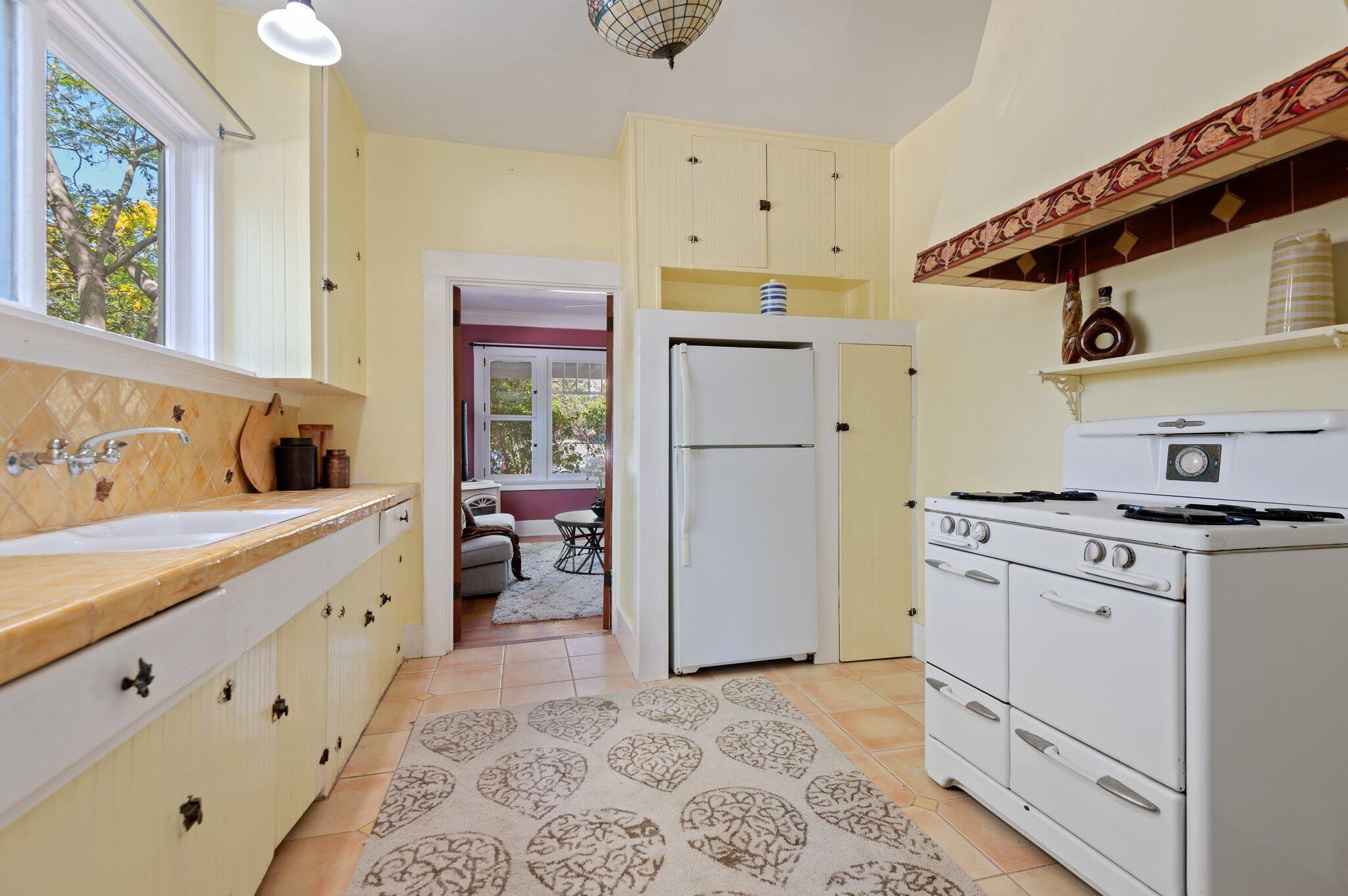 319 W Los Olivos St