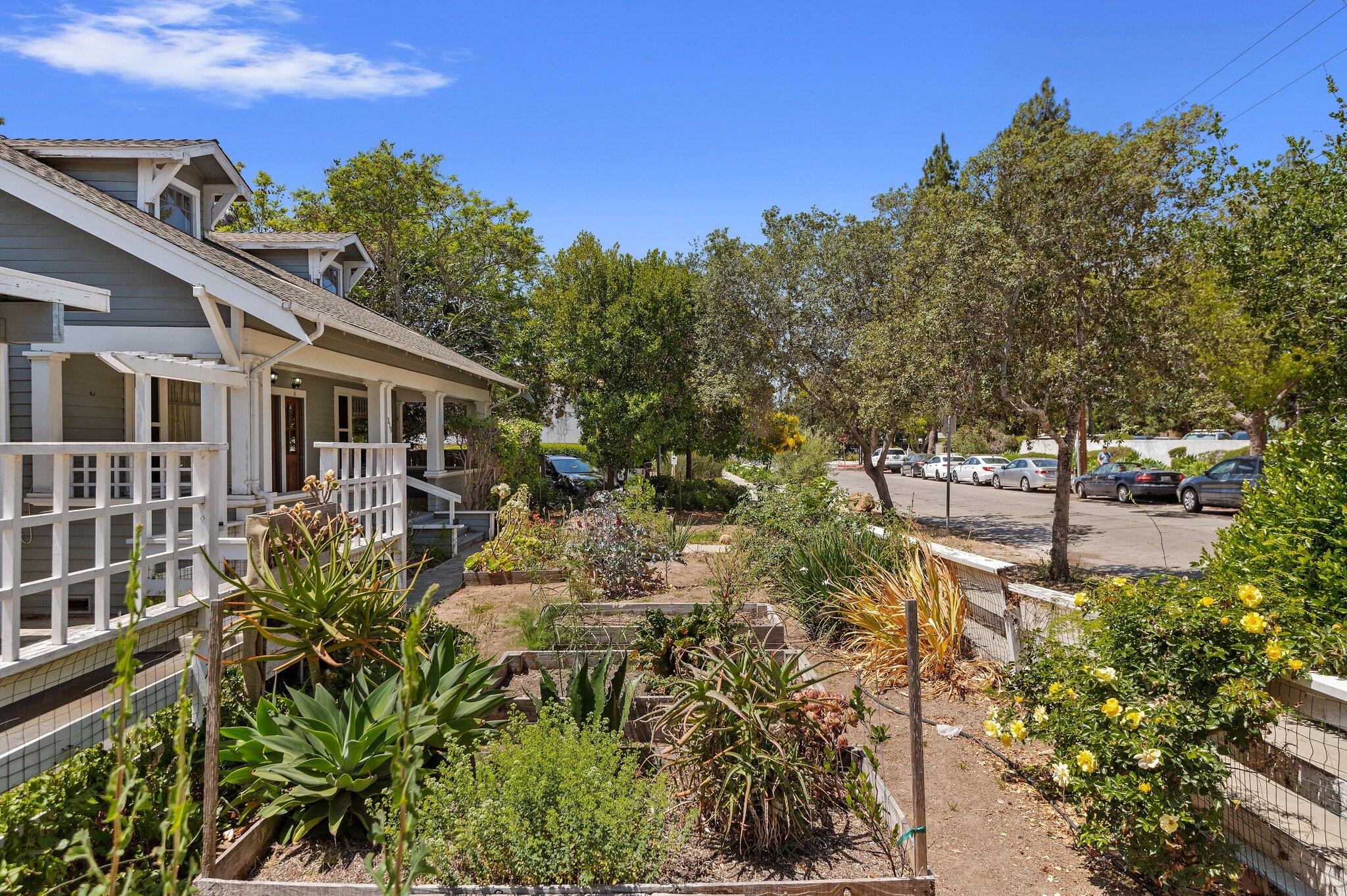 319 W Los Olivos St
