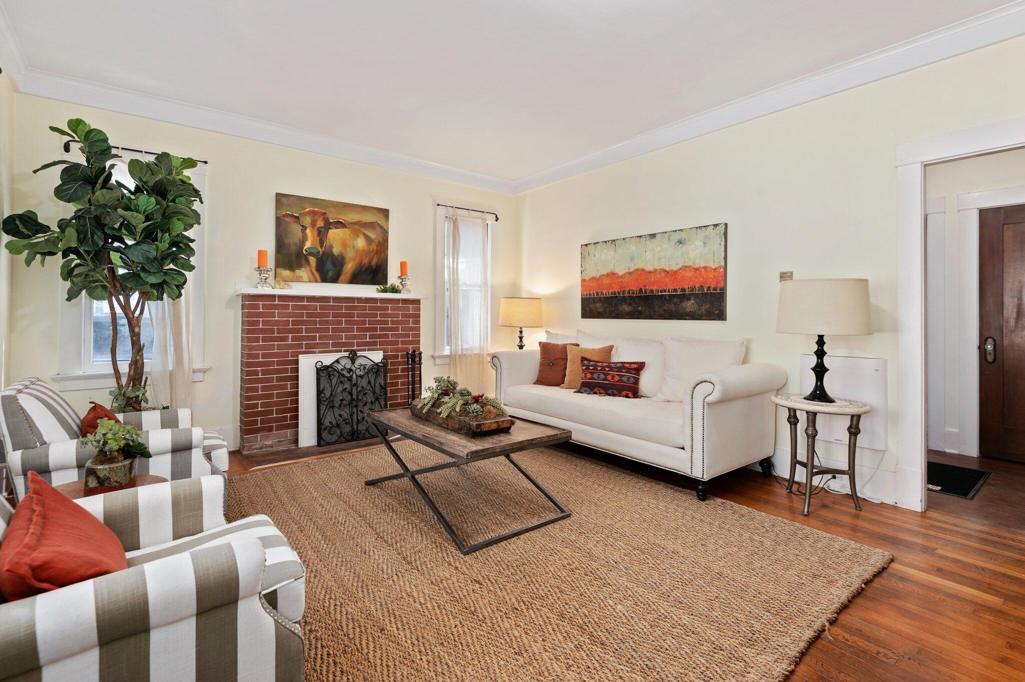 319 W Los Olivos St