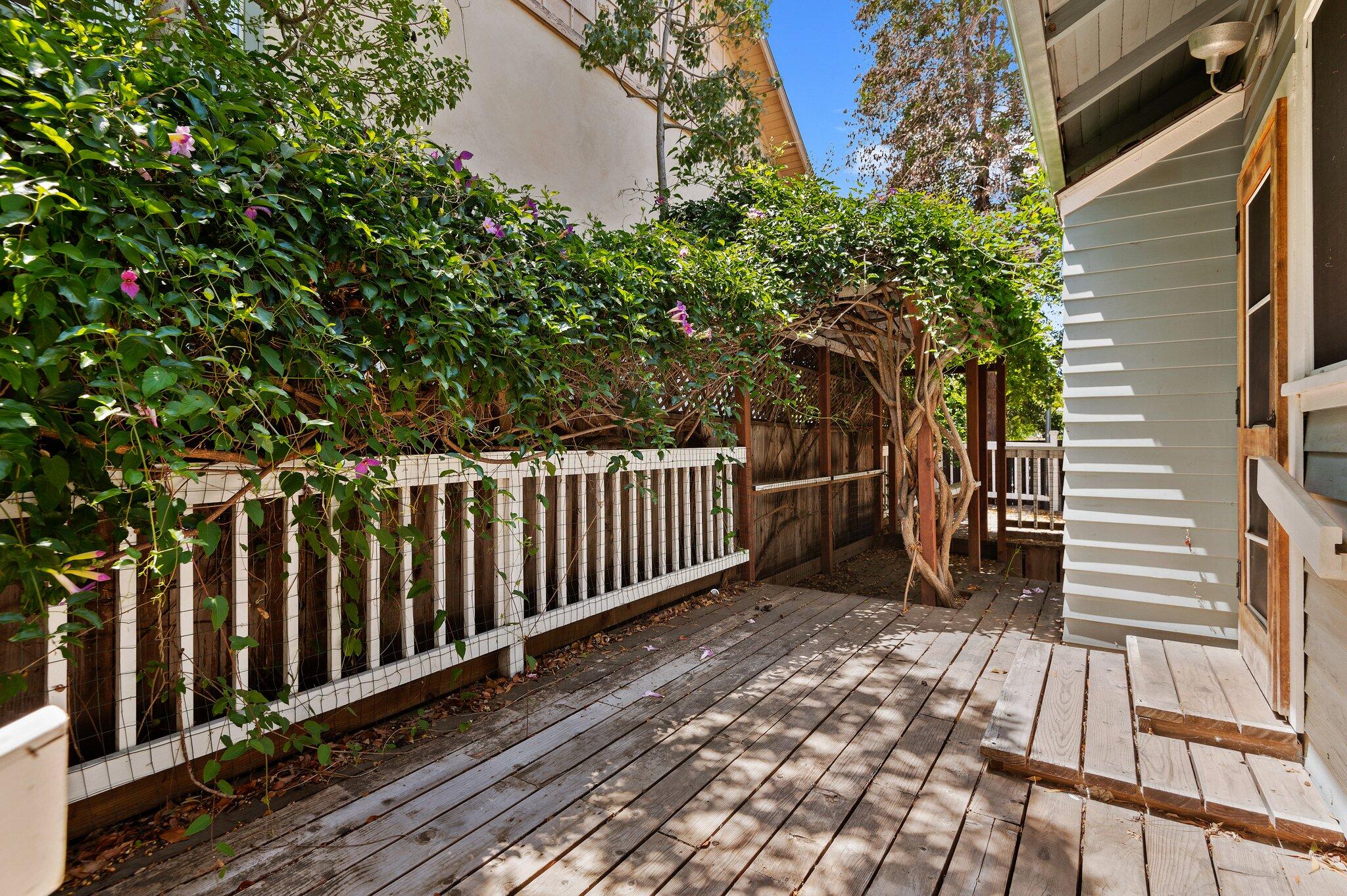 319 W Los Olivos St