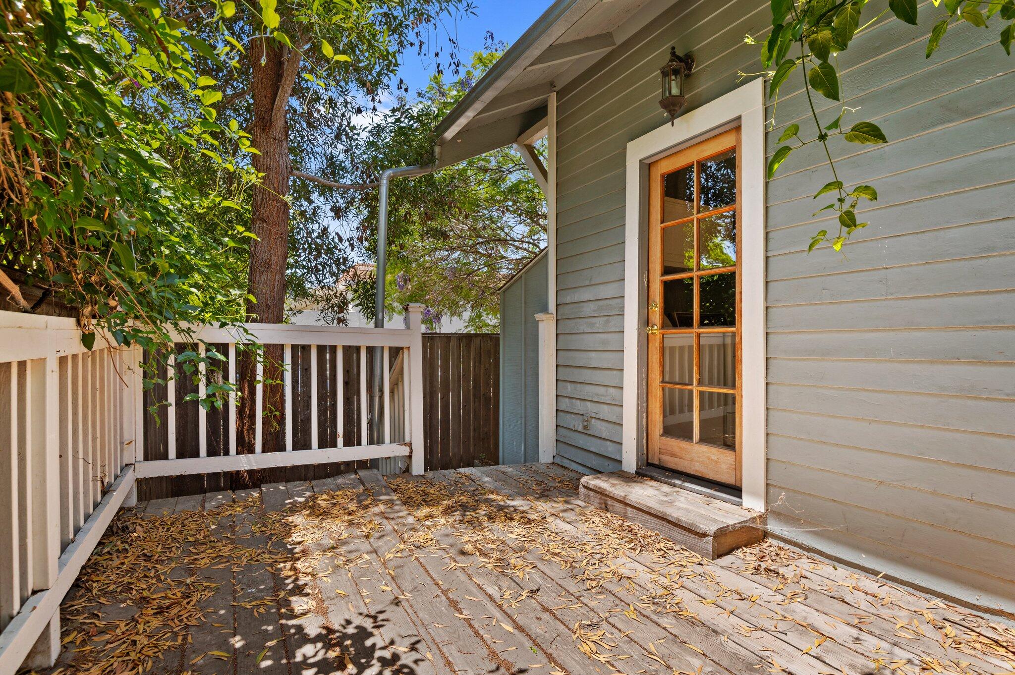 319 W Los Olivos St