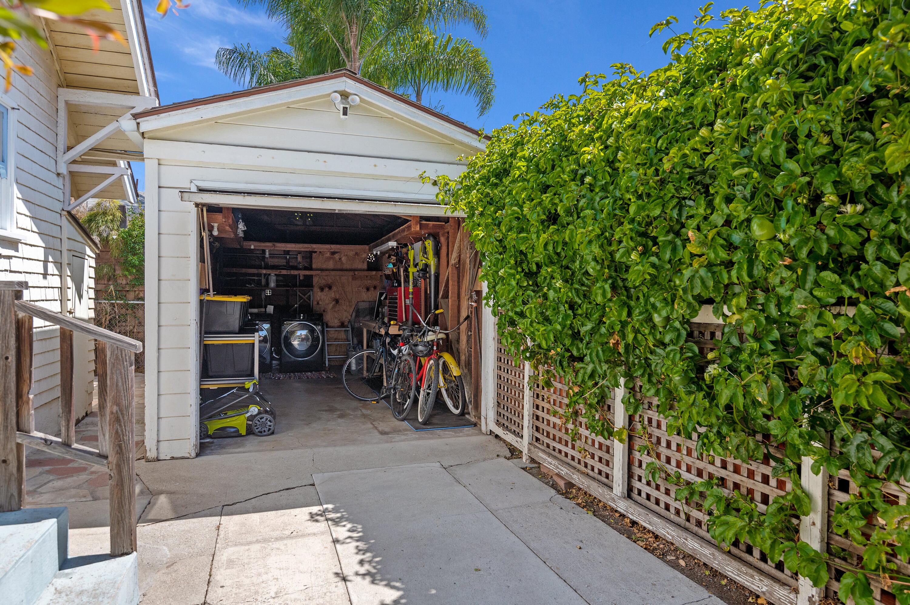 633 W Valerio St
