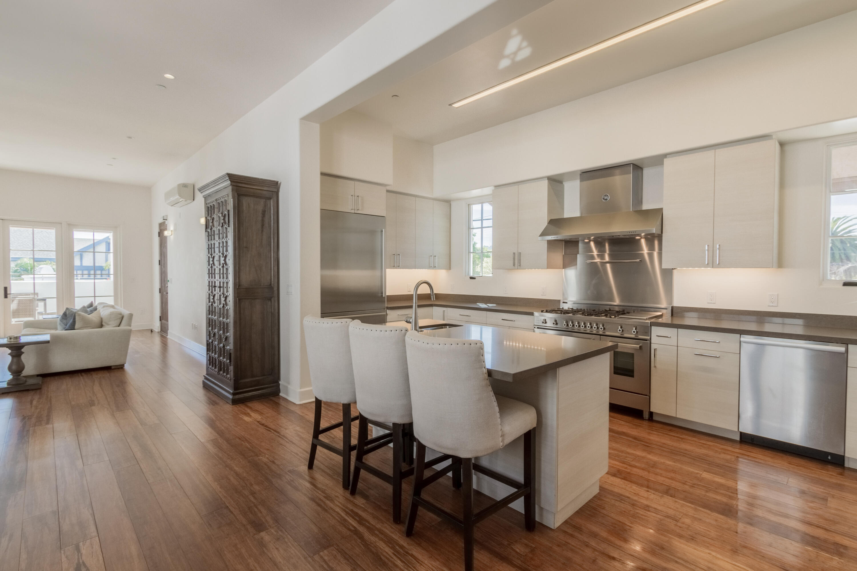 18 W Victoria Street Unit: 307