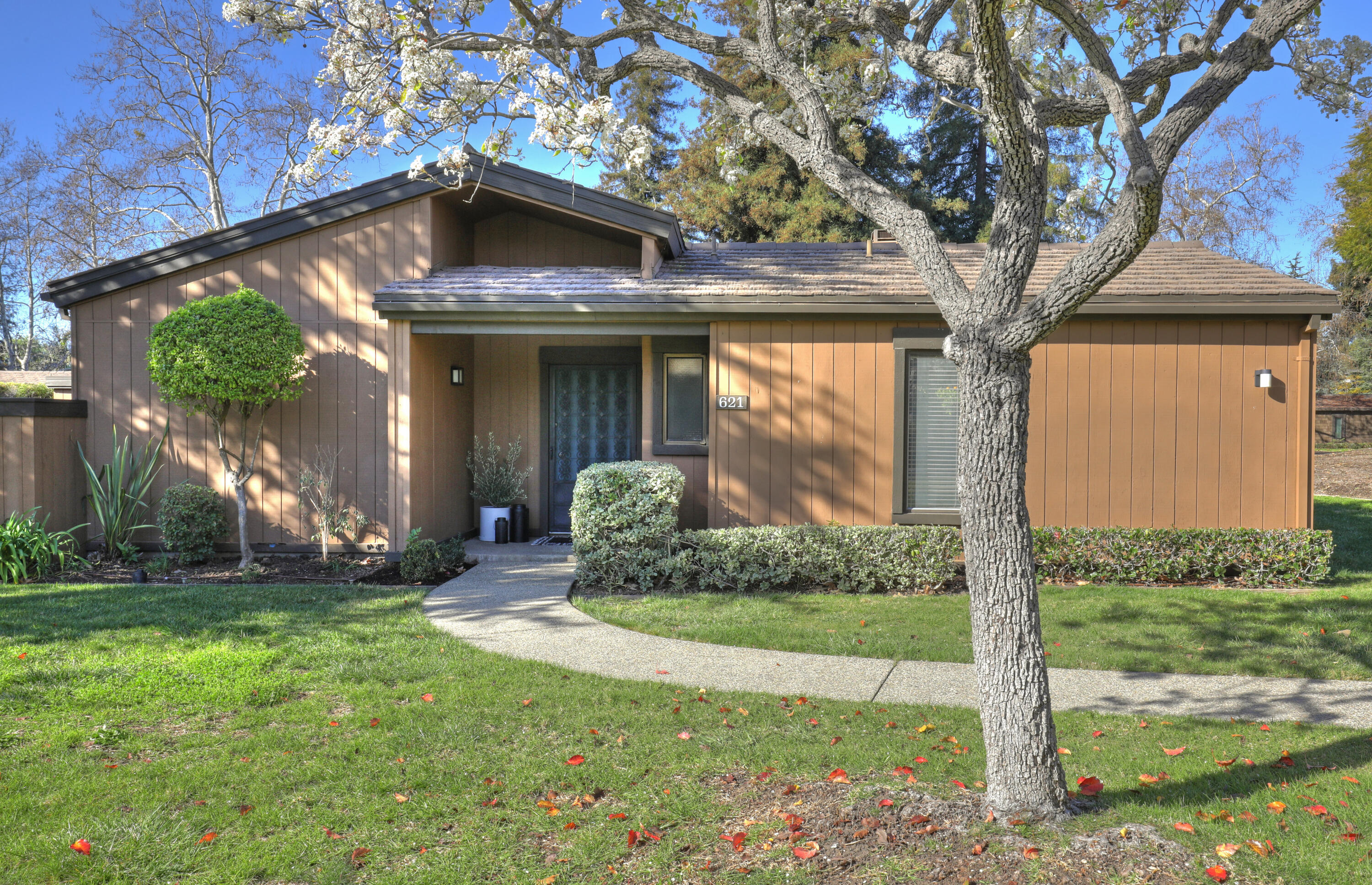 621 Las Perlas Drive