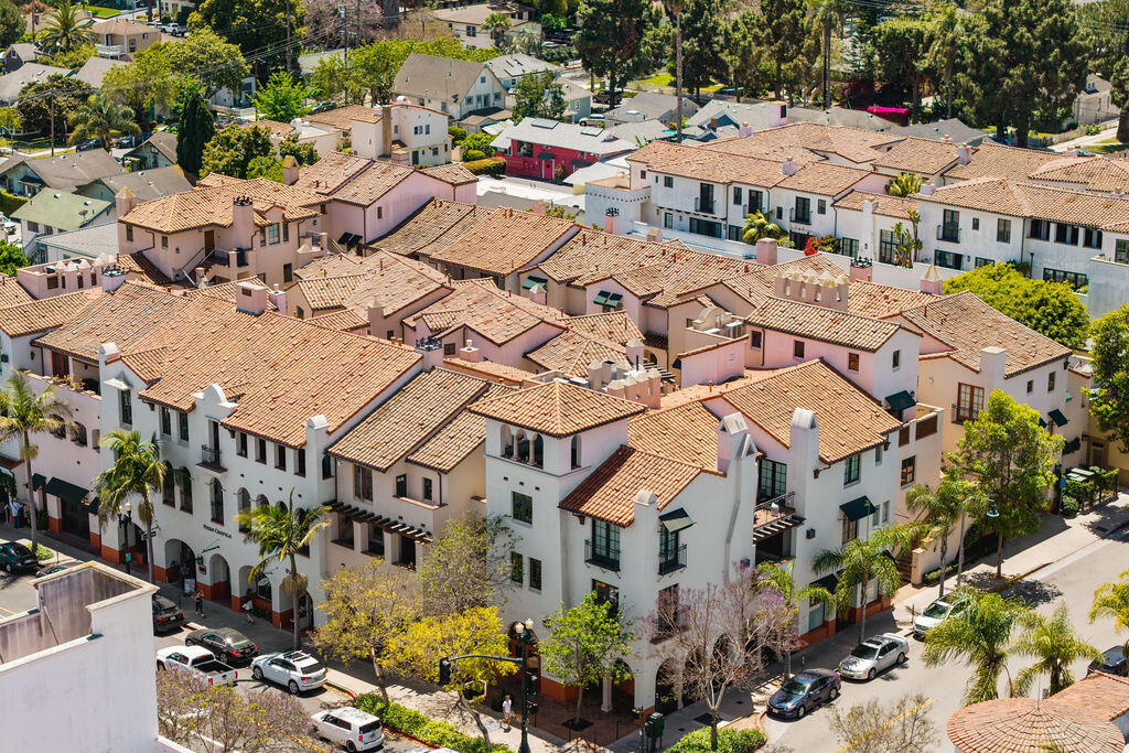 105 W De La Guerra Street, S