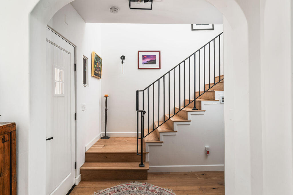 105 W De La Guerra Street, S