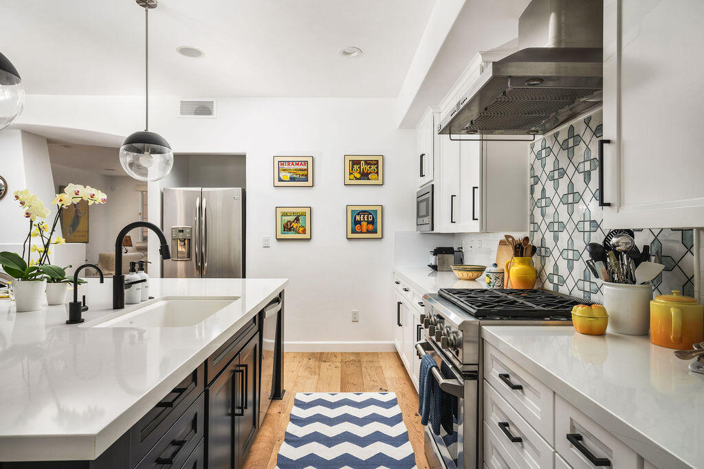 105 W De La Guerra Street, S