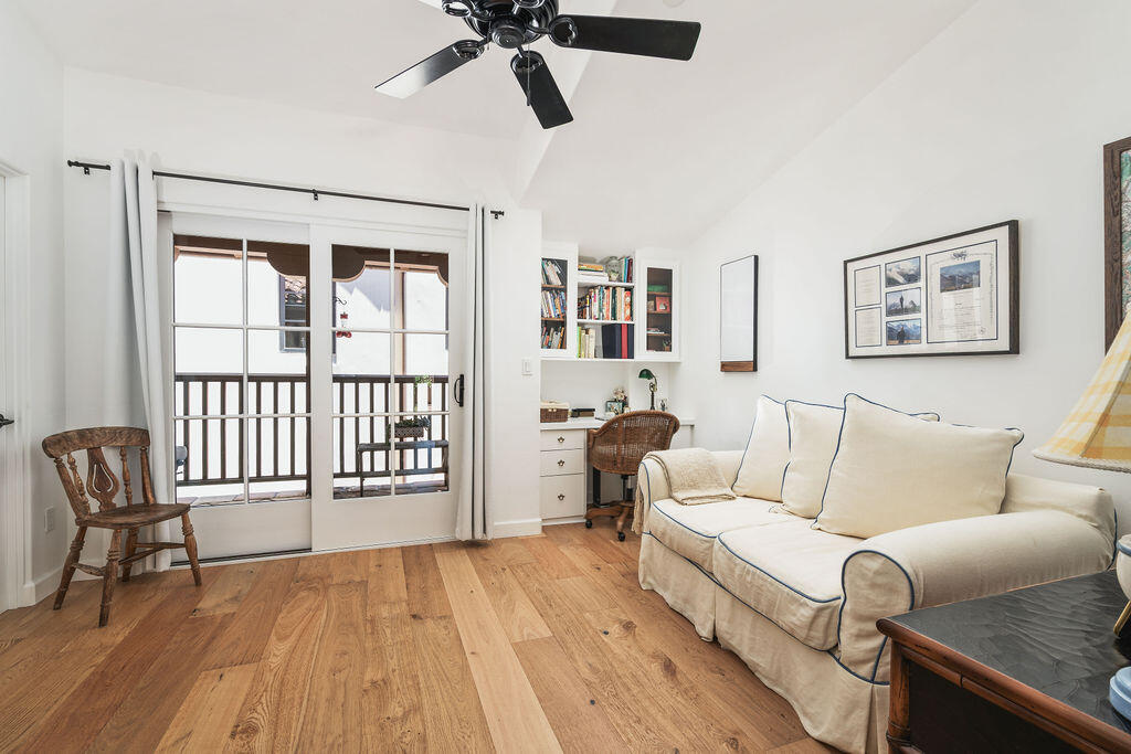 105 W De La Guerra Street, S