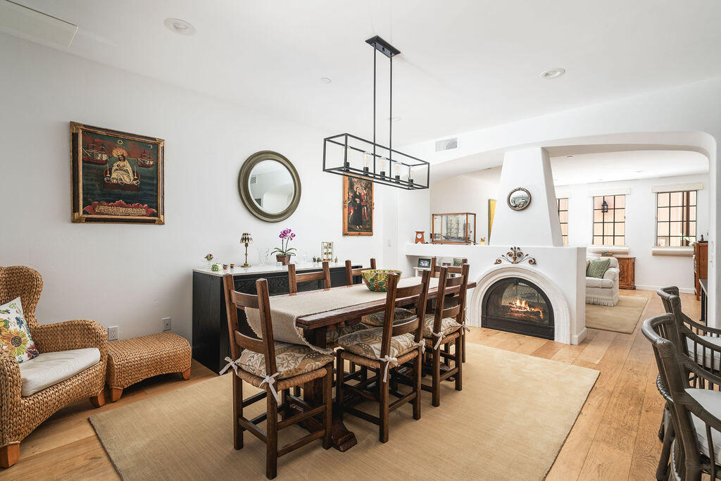 105 W De La Guerra Street, S