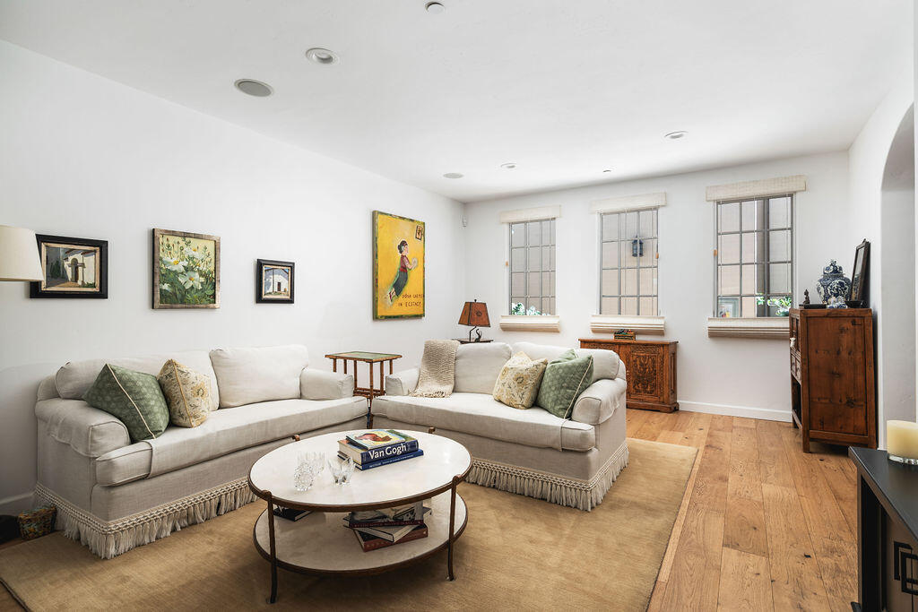 105 W De La Guerra Street, S