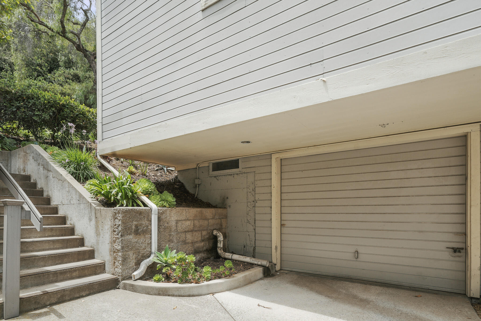 327 Ladera Street, 2